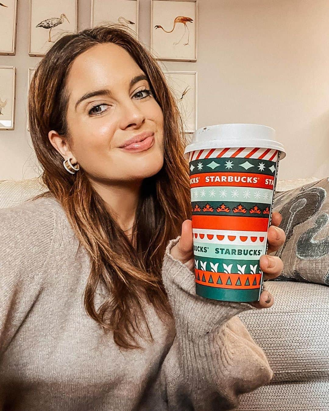 アレクサンドラ・フェルステッドさんのインスタグラム写真 - (アレクサンドラ・フェルステッドInstagram)「Huge thank you to the lovely @OllieLockeWorld for gifting me a Starbucks ®️ coffee through @ubereats_uk, you know I love my Hot Chocolate at Christmas time. If you want £5 off your @starbucksuk through the Uber Eats app, just use my code: REDCUPB2L - Let me know in the comments if you use the code, as it's the perfect treat! #ad」12月2日 22時14分 - binkyfelstead