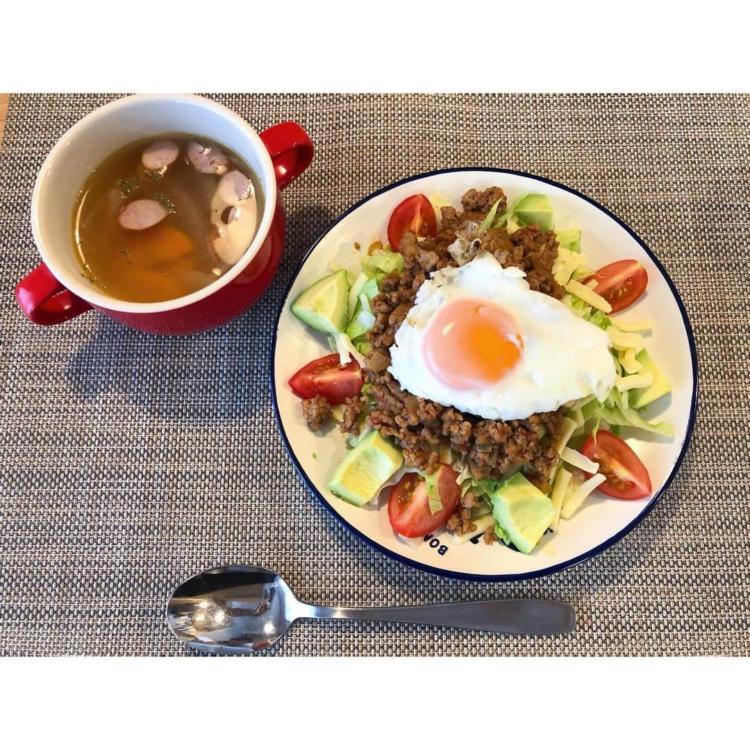 坪井ミサトさんのインスタグラム写真 - (坪井ミサトInstagram)「. . 残り物シリーズ🍴 簡単で満足感たっぷりタコライス🌟 . ご飯は拳ひとつ分の玄米と白米のmixで レタス大量にして、かさ増し🥬 まさかのケチャップが切れていたので トマト缶で代用しました👍 . ひき肉やレタスが余っているときに おすすめメニューです♡ . 少しマヨネーズかけても おいしいかも！ コンソメスープの中身も 余り物です😬✌️ . ※目玉焼きは半熟派 . . #ミサト飯 #余り物レシピ #余り物ごはん #あまりものレシピ #健康ごはん #おうちごはん #お家ご飯 #15分で完成 #healthy #fitness #fitnessgirl #run #running #野球 #野球女子 #タコライス #food #japanesefood #cooking」12月2日 22時14分 - misato1030