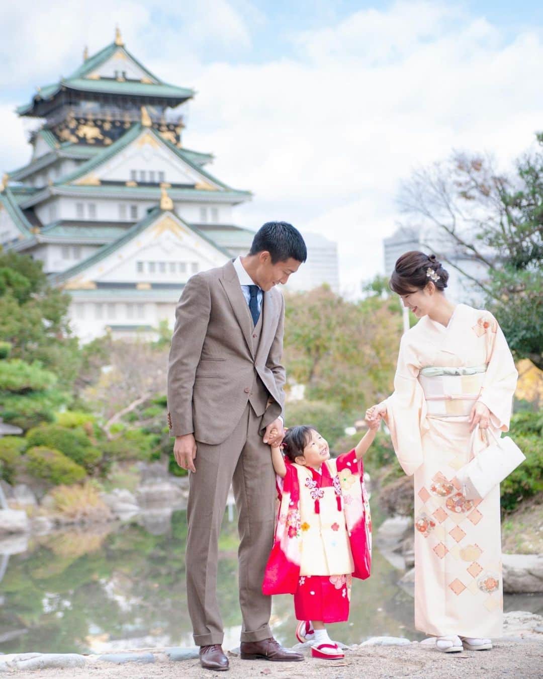 都倉賢のインスタグラム：「七五三おめでとう㊗️  子供の頃、七五三は女の子は2回あるのに男の子は1回でずるい！と思いつつも千歳飴もらえるくらいで、クリスマスや誕生日と比べたらあまりパッとしないイベントだなと子供ながらに思っていました。  ただ親になりその考えがアップデートされました。  昔は子供の死亡率が非常に高かった為に3歳5歳7歳と子供の成長をお祝いするもので、もしかしたら現代は昔ほどの七五三の意味合いは薄れたかもしれませんが、親が子供を思う気持ちは変わらないからこうして脈々と七五三が続いているんだなと！そんな子供を思う親の気持ちである七五三を終えて7歳はどんな七五三になるのかな？！と楽しみな気持ちとドンドン成長していく姿を見て、いつまで手を繋いでくれるだろうか？いつまでお風呂に一緒に入ってくれるだろうか？！そんな事を考えて急に寂しさが込み上げてきた七五三でした。パパ頑張ります！！！ #七五三」