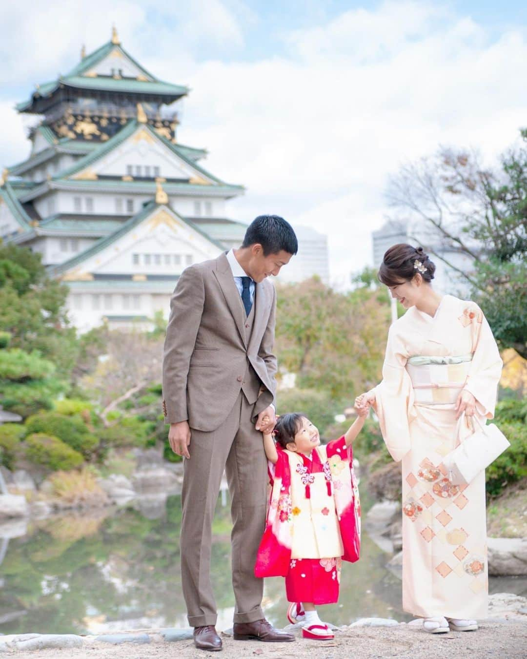 都倉賢さんのインスタグラム写真 - (都倉賢Instagram)「七五三おめでとう㊗️  子供の頃、七五三は女の子は2回あるのに男の子は1回でずるい！と思いつつも千歳飴もらえるくらいで、クリスマスや誕生日と比べたらあまりパッとしないイベントだなと子供ながらに思っていました。  ただ親になりその考えがアップデートされました。  昔は子供の死亡率が非常に高かった為に3歳5歳7歳と子供の成長をお祝いするもので、もしかしたら現代は昔ほどの七五三の意味合いは薄れたかもしれませんが、親が子供を思う気持ちは変わらないからこうして脈々と七五三が続いているんだなと！そんな子供を思う親の気持ちである七五三を終えて7歳はどんな七五三になるのかな？！と楽しみな気持ちとドンドン成長していく姿を見て、いつまで手を繋いでくれるだろうか？いつまでお風呂に一緒に入ってくれるだろうか？！そんな事を考えて急に寂しさが込み上げてきた七五三でした。パパ頑張ります！！！ #七五三」12月2日 22時14分 - tokuraken