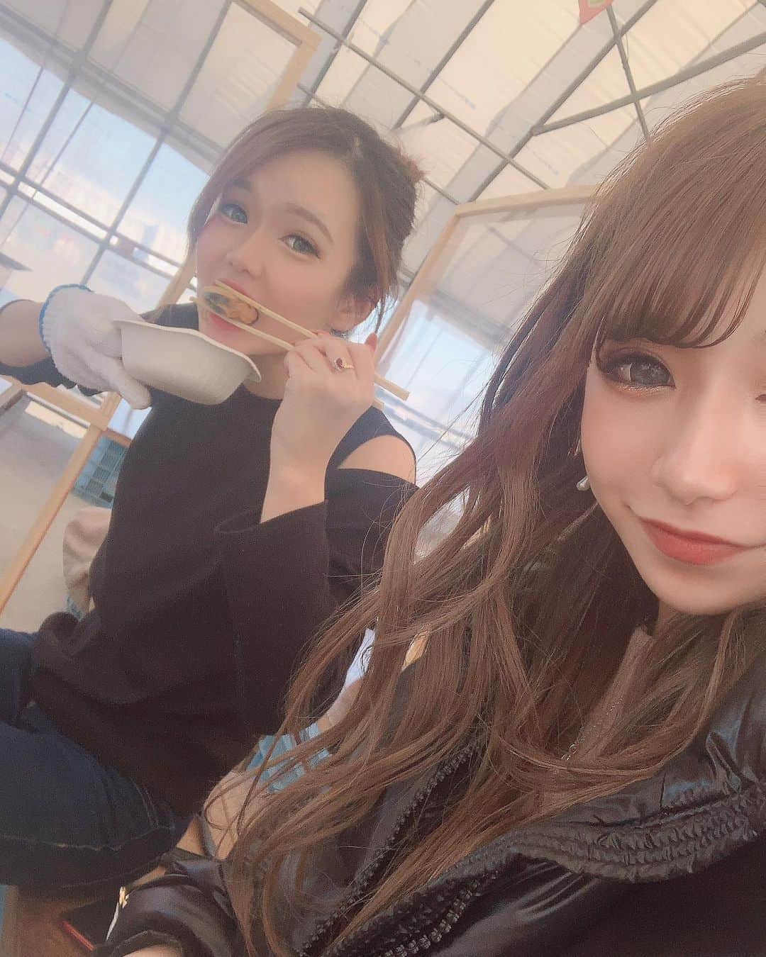 愛瀬ひびきのインスタグラム：「今年初の牡蠣💜 牡蠣嫌いだったけど歳とったからか 糸島の牡蠣がおいしかったのか 不思議と食べれた🙊✨  未来のこの顔ジワジワくる好き🥺笑     #佐賀#キャバ嬢#キャバクラ#愛敬 #牡蠣#糸島#牡蠣小屋」