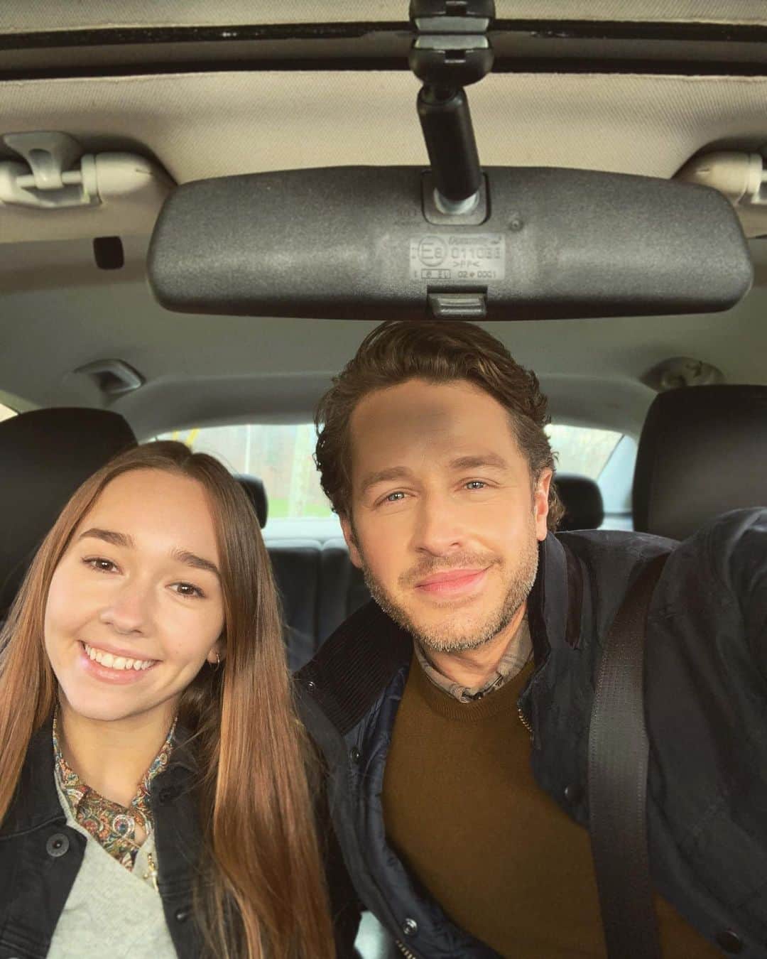 ジョシュア・ダラスのインスタグラム：「Road trip with @holly_taylor on @nbcmanifest. Season 3 coming soon on @nbc! #manifest #roadtrip ✈️ 🚙」