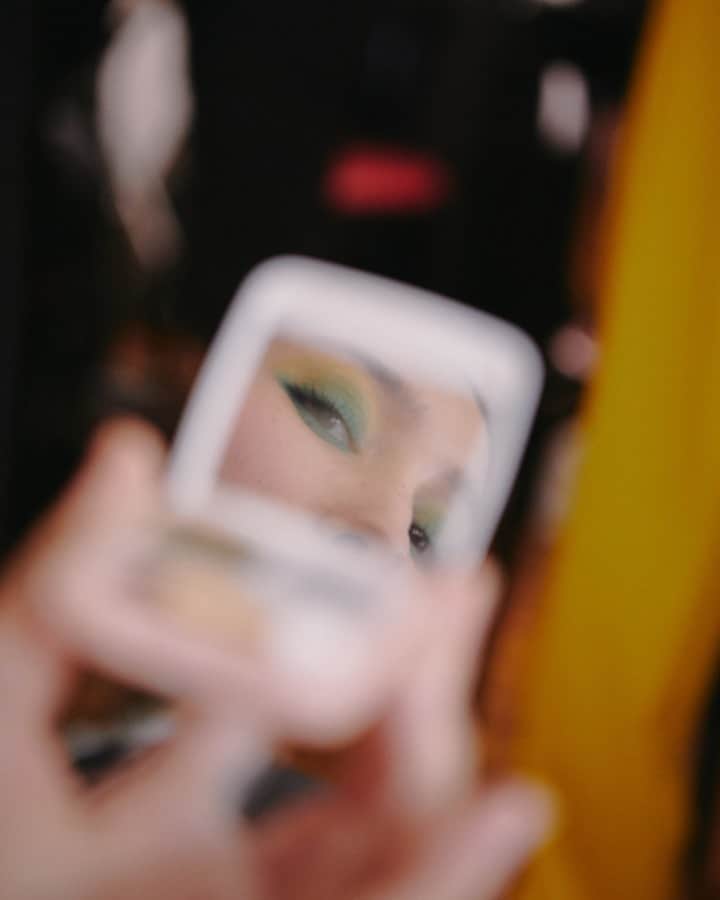 ポール&ジョーさんのインスタグラム写真 - (ポール&ジョーInstagram)「Sneaky Peeky 👁️‍🗨️ Blurry blush and greeny eyes.  -⁠ #PaulandJoe #Beauty #Blush #Mirror #Sneakypeek #PJbeauty」12月2日 22時20分 - paulandjoeparis