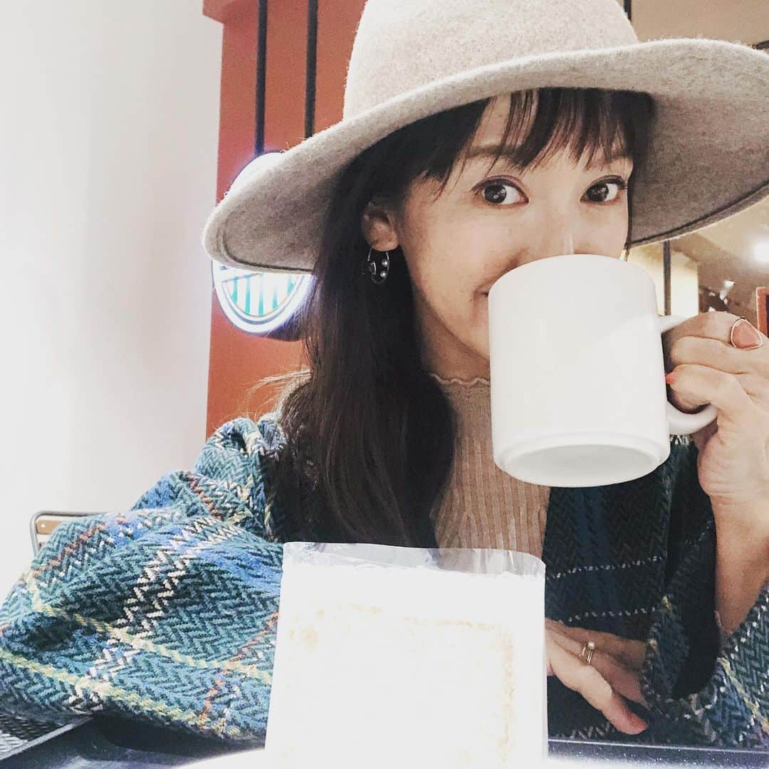 坂木優子さんのインスタグラム写真 - (坂木優子Instagram)「♡ ♡ ♡  #dayoff ♡  軍艦めぐりもして  買い物もして　#cafetime ♡  ひさしぶりに米粉の  シフォンケーキも一緒に♪  #yokosuka  も楽しいな♪  #beacheyuko #休日の過ごし方  #カフェ #break #chill #コーデ  #横須賀 #さんぽ#コート @coca_official_store ♪ #プチプラコーデ #も好き ♪」12月2日 16時58分 - beacheyuko