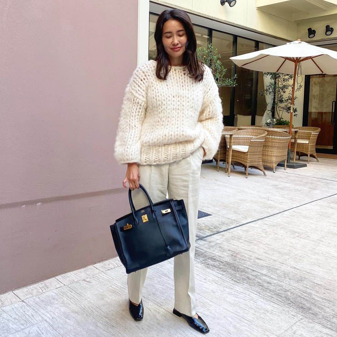 IIDA YURIさんのインスタグラム写真 - (IIDA YURIInstagram)「久しぶりに太めのパンツ💛 . シンプルがすき💛  . ニットは　@etretokyo   完売になる前に買えてよかった💛 #コーディネート#ママコーデ」12月2日 17時06分 - yurima_ma