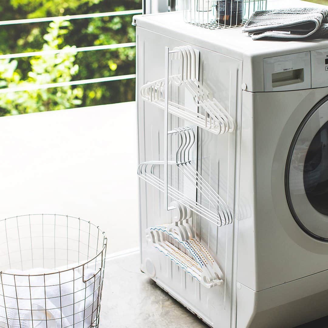yamazaki_japanさんのインスタグラム写真 - (yamazaki_japanInstagram)「洗濯機横が収納スペースに「マグネット洗濯ハンガー収納ラック タワー」のご紹介です。 効率良く洗濯ハンガーの収納ができるラック。 マグネットで取り付け可能なため、簡単にご使用できるアイテムです。  洗濯機から取り出してすぐにハンガーに掛けることができるため、お洗濯の効率もアップ◎ ハンガーだけでなく、バスブーツやお掃除道具などの収納にも。 ■SIZE:約W6×D8.5×H46cm  ■耐荷重 ラック:約3kg フック1つあたり:約250g --------------------------------- 山崎実業のコラムサイト「Simple Life Lab.」も運営中◎ 暮らしのアイデアや、漫画ヤマクマちゃんなど様々なコンテンツが掲載されています。 是非ご覧ください。 https://www.yamajitsu.co.jp/lab/ --------------------------------- #home#tower#ハンガー収納#ランドリー収納#ハンガー#洗濯#洗濯機収納#洗濯機#モノトーンインテリア#キッチン#インテリア#ランドリー#収納#スタイリッシュ#シンプル#便利#おしゃれ #雑貨 #yamazaki #山崎実業」12月2日 16時59分 - yamazaki.home.channel