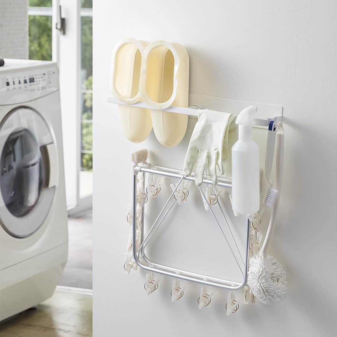 yamazaki_japanさんのインスタグラム写真 - (yamazaki_japanInstagram)「洗濯機横が収納スペースに「マグネット洗濯ハンガー収納ラック タワー」のご紹介です。 効率良く洗濯ハンガーの収納ができるラック。 マグネットで取り付け可能なため、簡単にご使用できるアイテムです。  洗濯機から取り出してすぐにハンガーに掛けることができるため、お洗濯の効率もアップ◎ ハンガーだけでなく、バスブーツやお掃除道具などの収納にも。 ■SIZE:約W6×D8.5×H46cm  ■耐荷重 ラック:約3kg フック1つあたり:約250g --------------------------------- 山崎実業のコラムサイト「Simple Life Lab.」も運営中◎ 暮らしのアイデアや、漫画ヤマクマちゃんなど様々なコンテンツが掲載されています。 是非ご覧ください。 https://www.yamajitsu.co.jp/lab/ --------------------------------- #home#tower#ハンガー収納#ランドリー収納#ハンガー#洗濯#洗濯機収納#洗濯機#モノトーンインテリア#キッチン#インテリア#ランドリー#収納#スタイリッシュ#シンプル#便利#おしゃれ #雑貨 #yamazaki #山崎実業」12月2日 16時59分 - yamazaki.home.channel