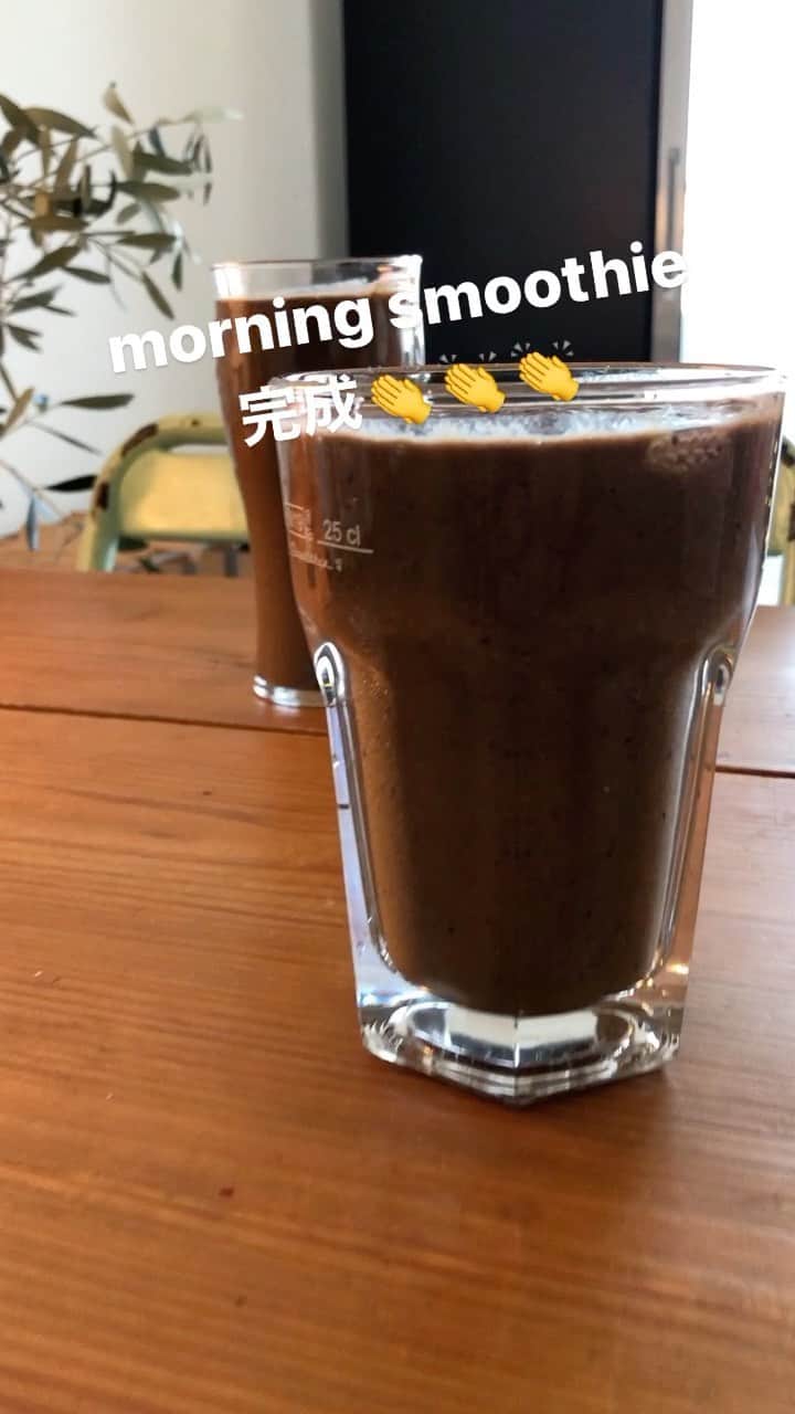 都倉賢のインスタグラム：「『morning smoothie』 プラントベースを始めてから朝欠かさず飲むようになったスムージー！ スムージーを飲む理由としては朝から葉野菜を沢山食べたくないから…これ以外ありません。なのにスムージーにすると美味しくなるのでメリットしかない。  その日の気分に合わせて、入れたいものを入れていくのが都倉流。他にも、キウイ、オレンジ、ミカン、パセリなどなど…朝眠いけど楽しみながら作ってます🥤  皆さんも試してみて👍👍👍  因みに僕は水を入れてますが、その代わりに豆乳にするとよりクリーミーになりますのでこちらもオススメ💁‍♂️ #pbwf #plantbased #プラントベース #smoothie」