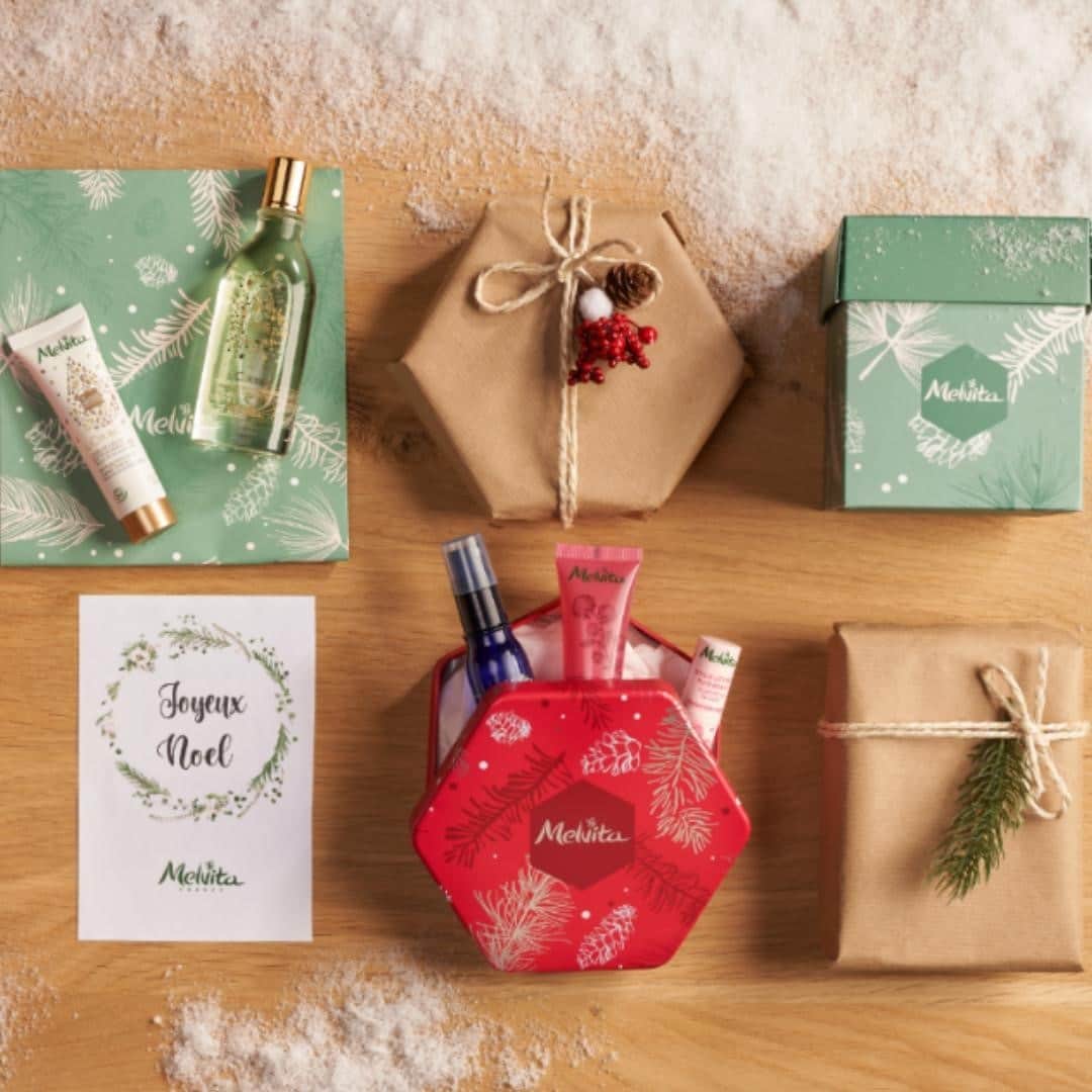 Melvita Officialのインスタグラム：「Vous recherchez un petit cadeau à glisser sous le sapin ? Ou pour un secret santa ? 🎅  Craquez pour notre sélection de petits coffrets bio à prix doux ! Idéal pour les petits budgets, vous êtes certains de faire plaisir en offrant nos soins bio iconiques. 🎁  Dites-nous en commentaires si vous faites secret santa cette année !  #melvita #cosmetique #bio #engagé #madeinfrance #fabriqueenfrance #noel #chrsitmas #gift #cadeau #surprise #plaisirdoffrir #secretsanta #partage」