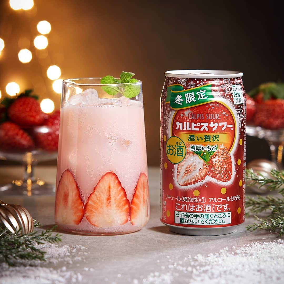 アサヒビールさんのインスタグラム写真 - (アサヒビールInstagram)「【贅沢で華やかな、いちごアレンジ🍓】﻿ ﻿ 12月1日発売の『「カルピスサワー」冬限定濃い贅沢濃厚いちご』は、濃い味わいの「カルピス」に芳醇で濃厚ないちごを合わせた、冬限定のスペシャルなドリンク。﻿ ●「カルピス」「カルピスサワー」はアサヒ飲料（株）の登録商標です。 ﻿ 飲んでみたい！と思ったらいいね♥️してね👍﻿ ﻿ いちごの果実を合わせることで、見た目も贅沢にかわいくアレンジ✨﻿ ﻿ 作ってみたら #アサヒで乾杯 をつけて、投稿してね🍻﻿ ﻿ ■■■───────﻿ ﻿ ◆材料（1人分）🍽﻿ ・いちご：適量﻿ ・「カルピスサワー」冬限定濃い贅沢濃厚いちご：1缶﻿ ・ミント：適量﻿ ﻿ ◆作り方🍽﻿ ①いちごを洗い、ヘタを取って半分に切る﻿ ﻿ ②"①"をグラスの側面に並べ、『「カルピスサワー」冬限定濃い贅沢濃厚いちご』を注ぐ﻿ ﻿ ③"②"にミントを飾る﻿ ﻿ ───────■■■﻿ ﻿ #アサヒビール #アサヒ #asahibeer #asahi #カルピスサワー濃い贅沢濃厚いちご #カルピスサワー #カルピスサワー濃い贅沢 #冬季限定 #期間限定 #チューハイ #酎ハイ #缶酎ハイ #アサヒの酎ハイ #chuhai #サワー #果実酒 #飲み方アレンジ #濃厚いちご #いちごのお酒 #カルピス #デザート酒 #いちご #苺 #フルーツアレンジ #宅飲み #おうちバー #お家カクテル #🍓 #🍻」12月2日 17時00分 - asahibeer_jp