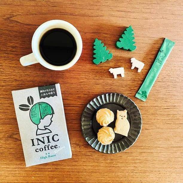 INIC coffeeさんのインスタグラム写真 - (INIC coffeeInstagram)「クリスマスシーズンに入り、ワクワクしますね♩美味しいコーヒー片手に、この1ヶ月どんな風に過ごそうか考えたり。そんな時間には、ロースタリーシリーズから中煎りの＜ハイロースト＞がオススメ。コク・苦味・酸味のそれぞれが主張しすぎず、見事に調和した美味しさは、心を穏やかにしてくれる味わいです。  #INICcoffee #イニックコーヒー #中煎りコーヒー #サードウェーブコーヒー #焙煎 #コーヒー豆 #ロースタリー #Roastery #おうちカフェ #コーヒーのある生活 #コーヒー時間 #コーヒーブレイク #コーヒー好き #おうちクリスマス」12月2日 17時00分 - iniccoffee