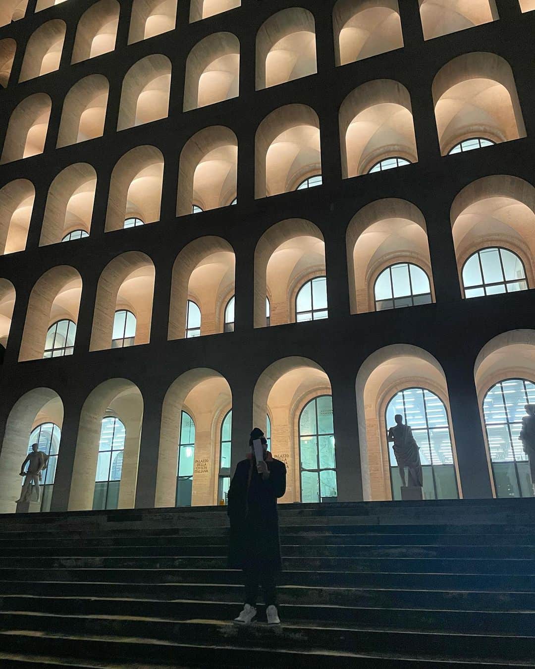キム・ジョーンズのインスタグラム：「Rome @silviaventurinifendi @fendi」