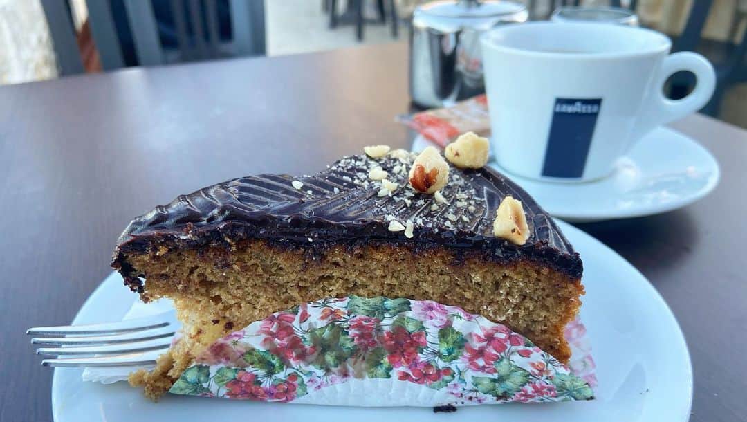 荒尾茉紀さんのインスタグラム写真 - (荒尾茉紀Instagram)「素敵なカフェ☕️ Lovely cafe😊💕  #マルタ #malta #絶景カフェ #cafe #イムディーナ #imdina #ケーキセット🍰☕️ #cake #cafelatte」12月2日 17時03分 - maki.arao