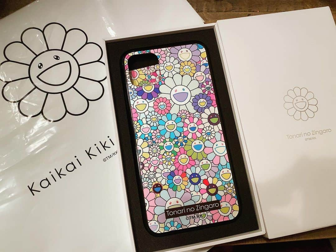 みなたろのインスタグラム：「🌈 new📱 プレゼントでもらた。嬉しい🥰 . #カイカイキキ #tonarinozingaro」