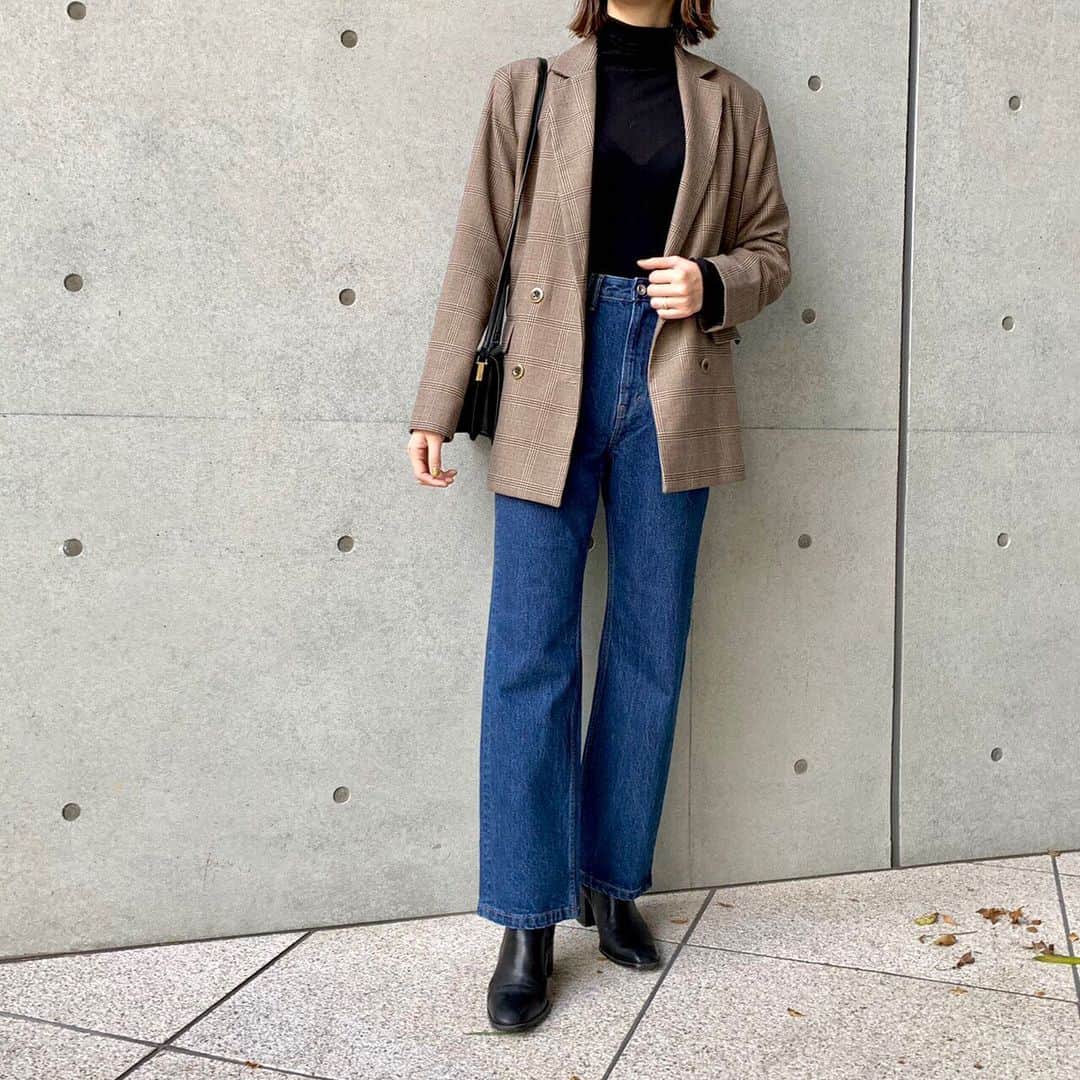 Moname Official Instagramのインスタグラム：「. 腰回りすっきり穿けるストレートシルエット。 太すぎず、細すぎないので 気になる脚の形をカバーしてくれます。 ジャケットと合わせもお洒落にきまります✨ . Straight No.41193006 col.MBL ￥15,000+tax . height 165cm . #moname #20AW#デニム #コーデ #モナーム#denim#Moname_code#jeans#デニム#ストレッチデニム#美脚#はきごこち抜群#デニムコーデ# ジーンズ好き#ブルー#デニムパンツ#デニム女子 #フレンチカジュアル#ootd#大人カジュアルコーデ#シンプルコーデ #きょコ #今日のコーデ#160cmコーデ#きれいめカジュアル#大人かわいい#大人カジュアル#ストレートデニム#ストレート#大人シンプル#冬コーデ」