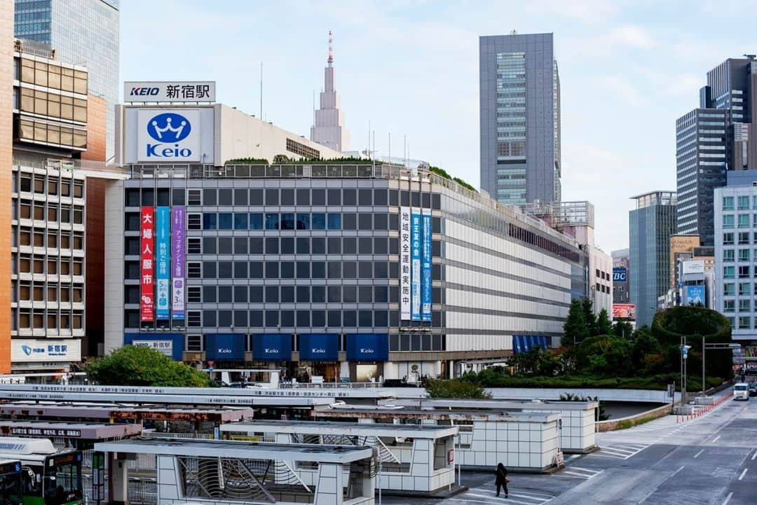 東京都庁広報課さんのインスタグラム写真 - (東京都庁広報課Instagram)「「新宿駅／Shinjyuku Station (2020.10.12撮影)」最寄駅：新宿駅   #新宿区　#新宿駅　#西口　#バスターミナル　#ロータリー　#新宿駅西口　#中央通り　　　 #tokyotokyo #tokyogram #moodygrams #jp_gallery #ptk_japan #gdayjapan #realtokyo #beautifuldestinations #tokyojapan #instatokyo #loves_nippon #phos_japan #bestjapanpics #cooljapan #japan_of_insta #photo_jpn #illgrammers #景色 #東京 #Tokyo #东京 #도쿄 #tokyogood」12月2日 17時15分 - tocho_koho_official