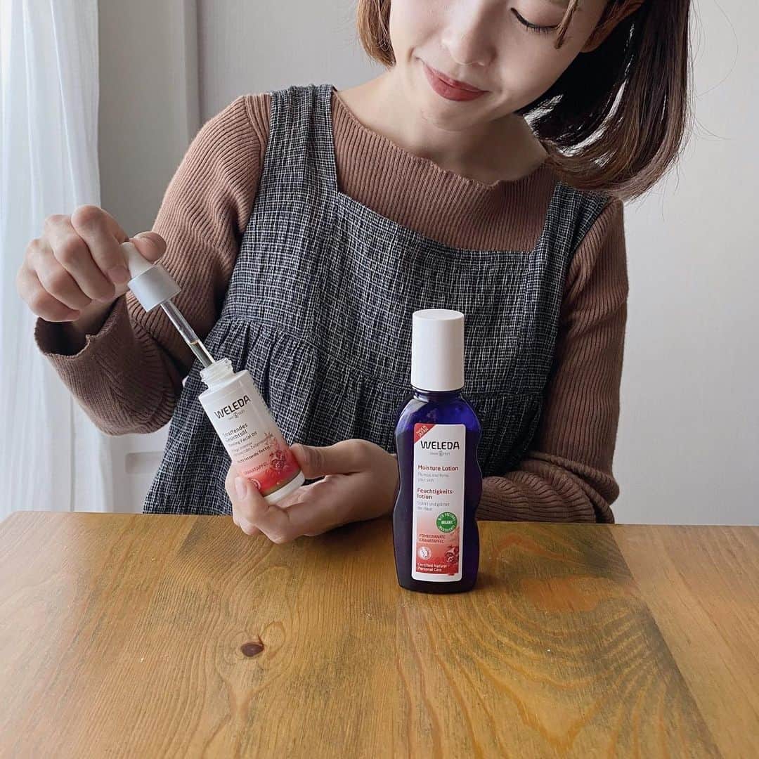 のインスタグラム：「ゆめタウンのコスメ専門店『ア・フルール』 @en.fleur_youme さんより、販売中の WELDAのフェイシャルオイルと モイスチャーローションを いただいたので使い始めました🌕 しかもずっと気になっていたザクロのやつ〜🤍 やっぱりWELDAはいいですね！ モイスチャーローションは塗り心地はさらっと しながらも、しっとりしっかり保湿してくれる感じ。 フェイシャルオイルの方は数滴で しっかり顔全体に伸ばせて 翌朝もしっとり。ざくろの優しい香りで 美容とリラックス両面で効果があるので すきです☕️ピリピリする乾燥や マスクかぶれからも解放された感じ！ これを塗ると、お肌すべすべ 明らかに肌艶が変わってきた感じがして 嬉しいな〜🤱🏼 . #アフルール#ゆめタウン#ヴェレダ#pr#en.fleur」