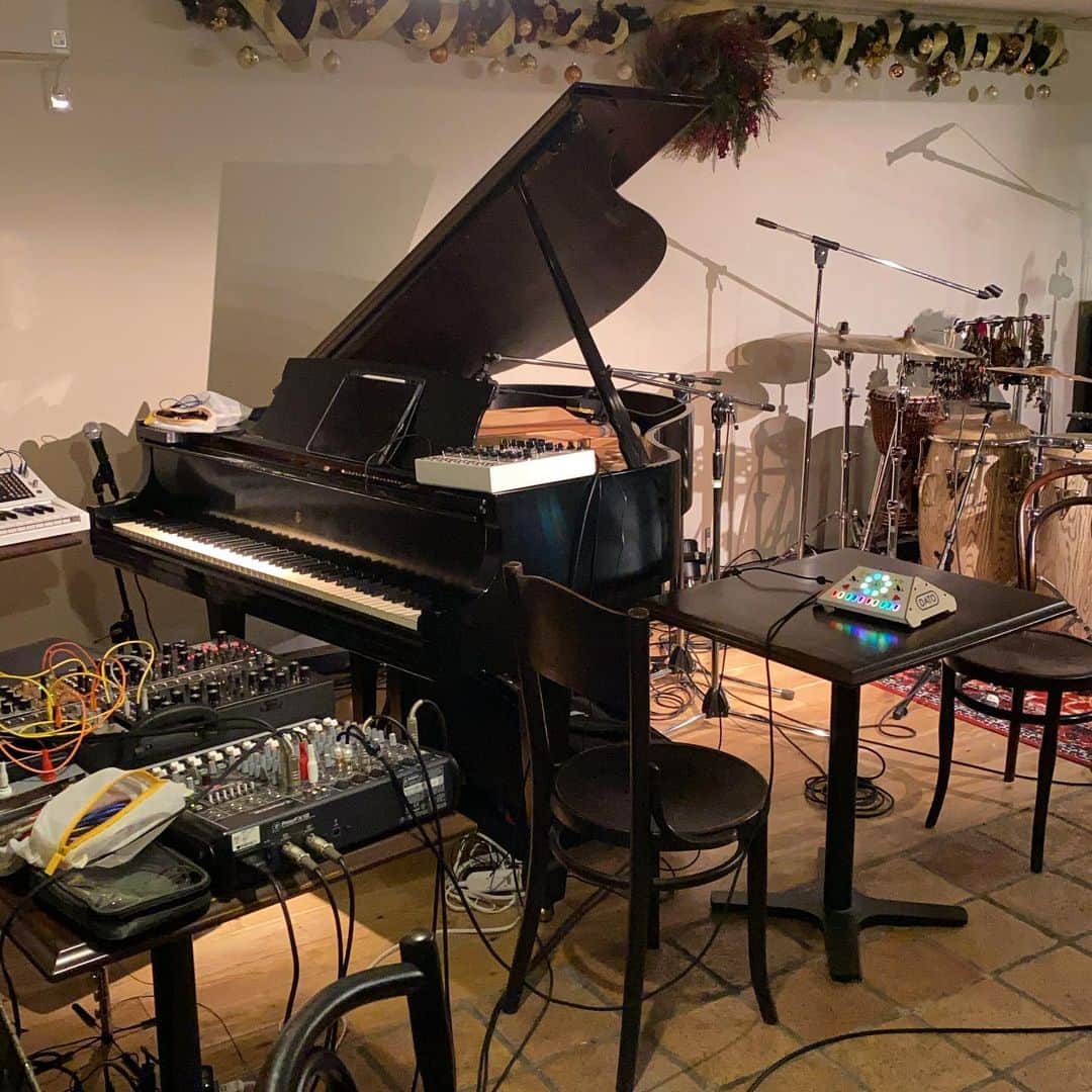 ただすけのインスタグラム：「ただっち開店準備中〜🎹」