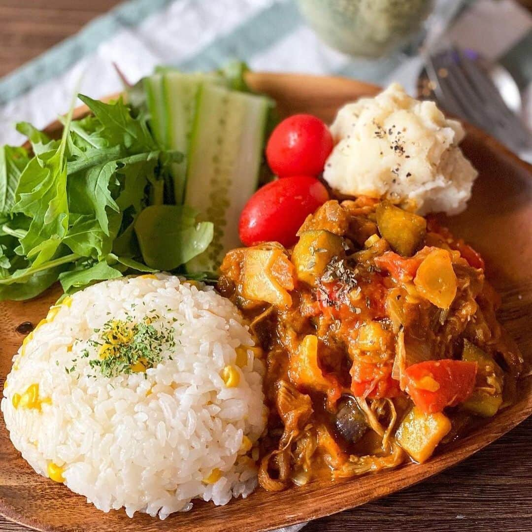 HyLifeporkTABLE代官山のインスタグラム：「プルドポークと、ごろごろ野菜が入ったドライカレー🍛 既に火が通っているプルドポークを使用するので、時短で調理できます✨  隠し味はプルドポークを作った時に使った野菜も一緒に入ったBBQソースなんだとか。 コクも旨味もギュッと詰まったカレーは美味しそうですね😍  プルドポークの作り方は、「プルドポーク」のハイライトからご覧ください！ こちらの素敵なお写真は @emiyu168 さんの一枚です♪ -----------------------------------------  日本の皆さま向けに、安心安全でおいしい豚肉をお届けしている、 ハイライフポーク公式アカウントです。ハイライフポークを使ったさまざまなレシピや皆さまの豚肉料理を紹介しております。 ぜひ皆様も #ぶたごはん を付けて投稿してくださいね♪ ----------------------------------------- #hylifepork #hylifeporktable #ハイライフポーク #ハイライフポークテーブル #豚肉料理 #豚肉レシピ #豚肉 #ポーク #レシピ #お肉料理 #家庭料理 #おうちごはん #豊かな食卓 #今日のおいしい食卓 #料理好きな人と繋がりたい #フーディーテーブル #ごはん日記 #手作りごはん #クッキングラム #飯スタグラム #私のおいしい写真 #おいしい時間 #美味しいご飯 #美味しいもの大好き #カナダ #カナダ旅行 #プルドポーク #プルドポークアレンジ  #時短料理」