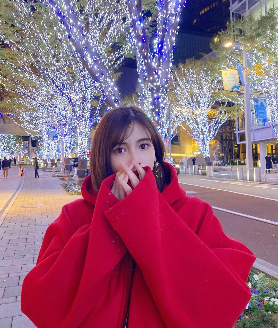 得あゆさんのインスタグラム写真 - (得あゆInstagram)「12月もよろしくお願いします❤️ 12月は写真集がいよいよ発売！します！ どきどきどき。。。❤️ 私の人生の集大成！(大袈裟？笑) 我が子のような可愛い写真集を どうぞよろしくお願いします❤️ ・ ・ ・ ・ ・ ・ ・ ・ ・ ・ #12月#写真集#集大成#よろしくお願いします#師走#年末#クリスマス#クリスマスプレゼント#赤#コート#サンタ#イルミネーション#綺麗#2020#車#クリスマスツリー#綺麗な景色#夜景#ナチュラルメイク#デート#クリスマスケーキ#インスタ映え#カメラ女子#グラビア#illumination#christmas#christmastime#christmastree#coat#santaclaus」12月2日 17時12分 - tokuayu819