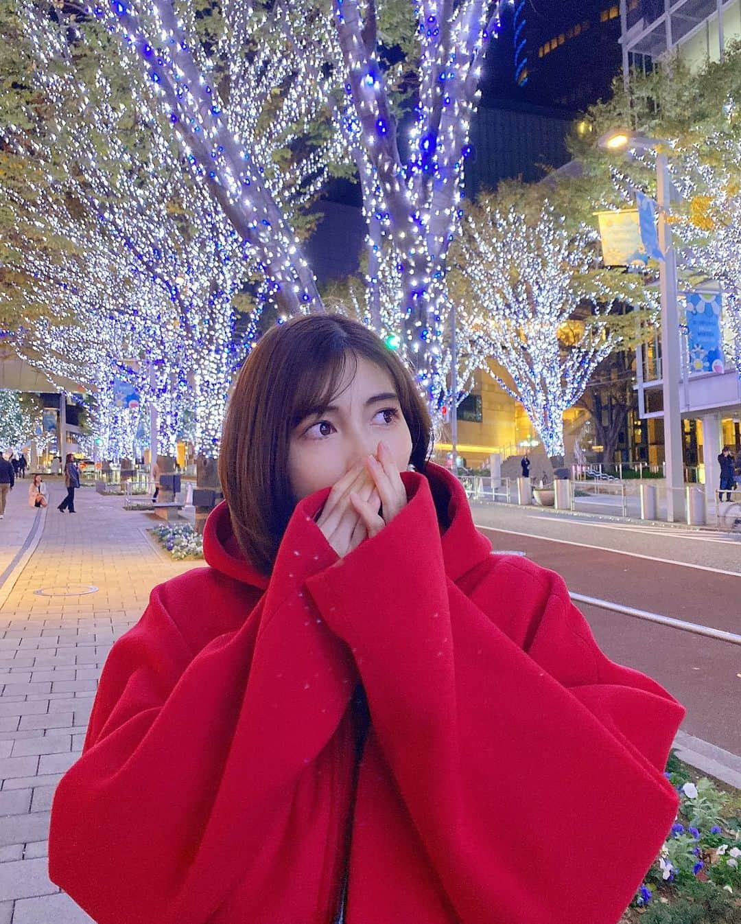 得あゆさんのインスタグラム写真 - (得あゆInstagram)「12月もよろしくお願いします❤️ 12月は写真集がいよいよ発売！します！ どきどきどき。。。❤️ 私の人生の集大成！(大袈裟？笑) 我が子のような可愛い写真集を どうぞよろしくお願いします❤️ ・ ・ ・ ・ ・ ・ ・ ・ ・ ・ #12月#写真集#集大成#よろしくお願いします#師走#年末#クリスマス#クリスマスプレゼント#赤#コート#サンタ#イルミネーション#綺麗#2020#車#クリスマスツリー#綺麗な景色#夜景#ナチュラルメイク#デート#クリスマスケーキ#インスタ映え#カメラ女子#グラビア#illumination#christmas#christmastime#christmastree#coat#santaclaus」12月2日 17時12分 - tokuayu819