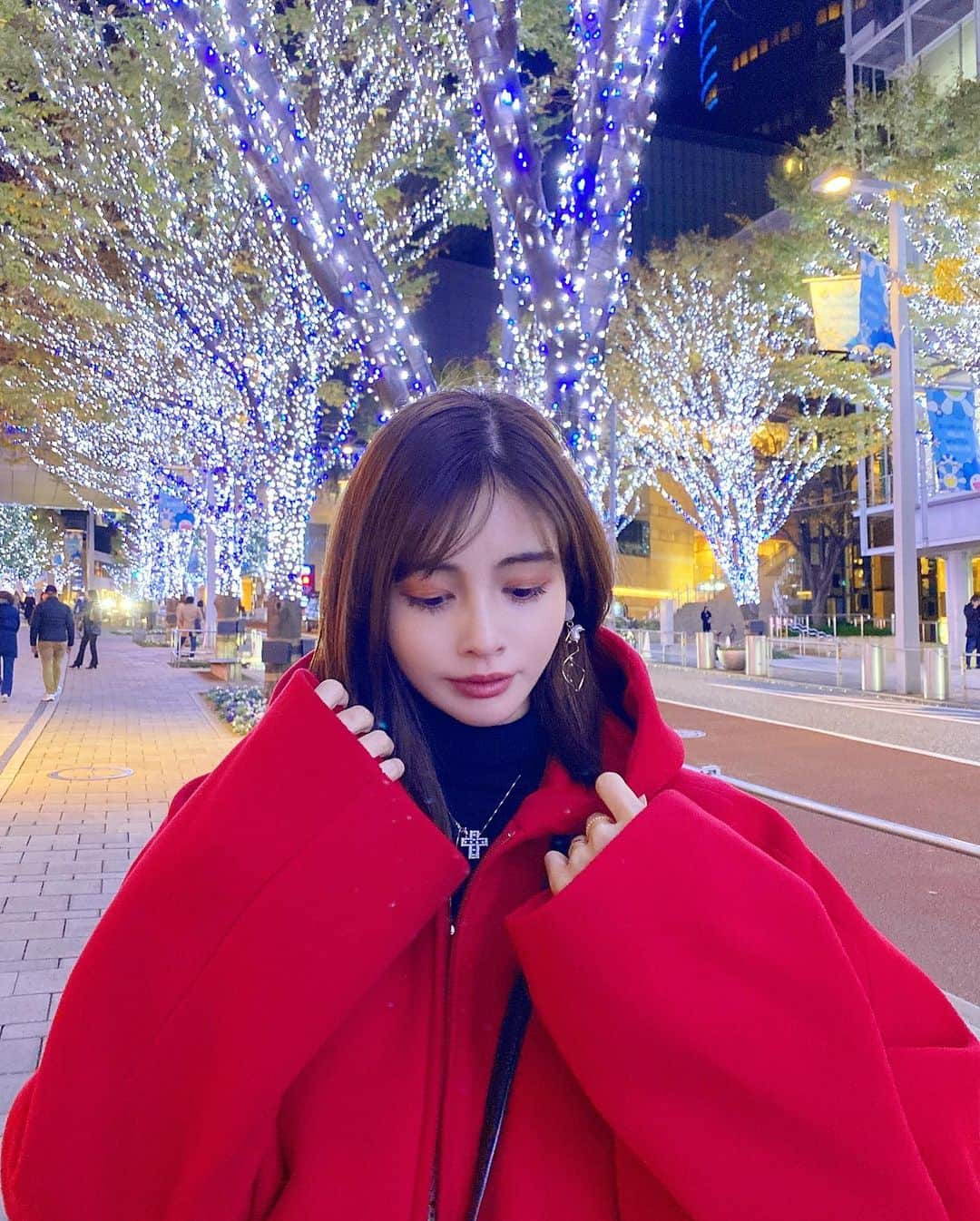 得あゆさんのインスタグラム写真 - (得あゆInstagram)「12月もよろしくお願いします❤️ 12月は写真集がいよいよ発売！します！ どきどきどき。。。❤️ 私の人生の集大成！(大袈裟？笑) 我が子のような可愛い写真集を どうぞよろしくお願いします❤️ ・ ・ ・ ・ ・ ・ ・ ・ ・ ・ #12月#写真集#集大成#よろしくお願いします#師走#年末#クリスマス#クリスマスプレゼント#赤#コート#サンタ#イルミネーション#綺麗#2020#車#クリスマスツリー#綺麗な景色#夜景#ナチュラルメイク#デート#クリスマスケーキ#インスタ映え#カメラ女子#グラビア#illumination#christmas#christmastime#christmastree#coat#santaclaus」12月2日 17時12分 - tokuayu819