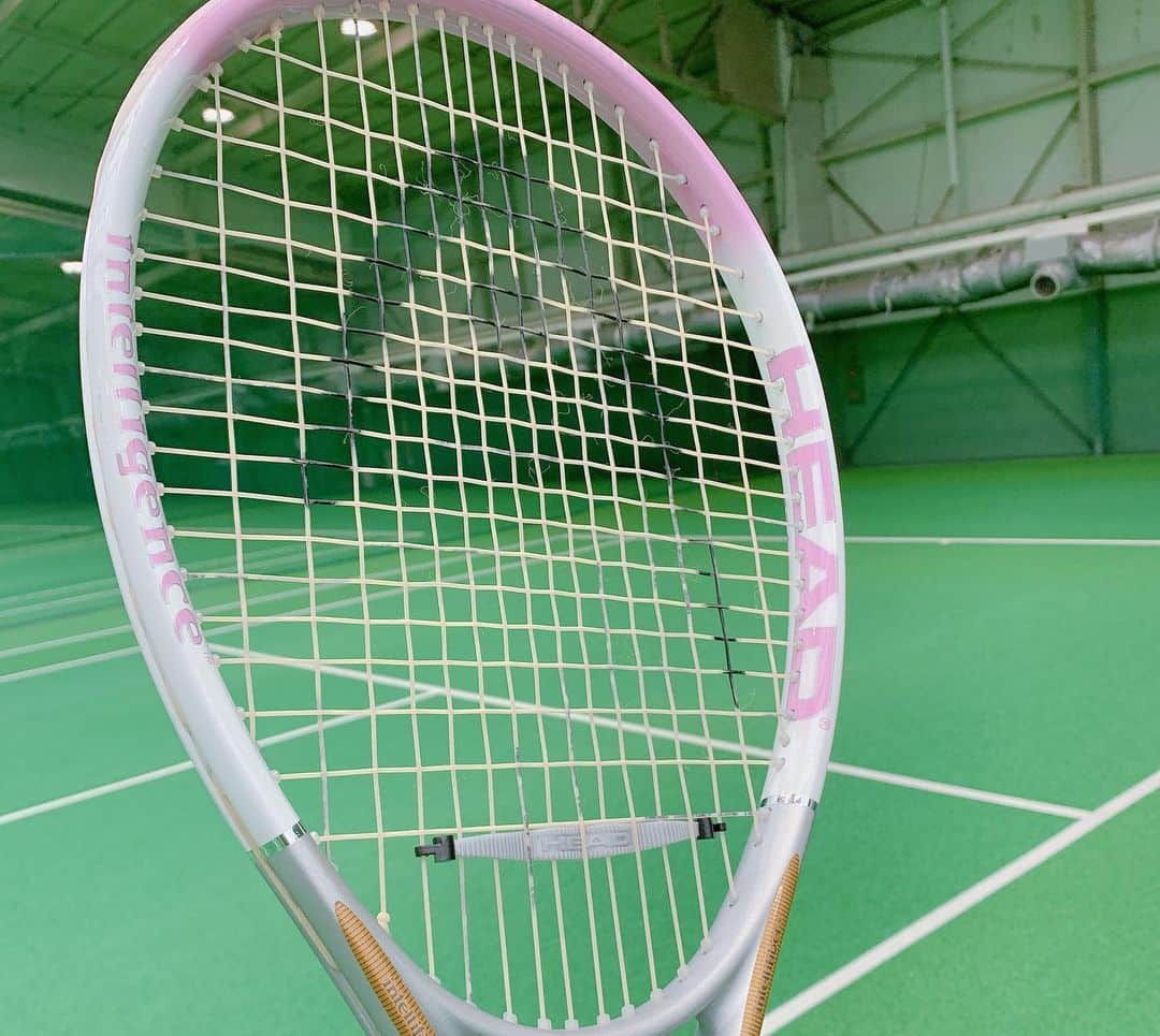 相沢礼子さんのインスタグラム写真 - (相沢礼子Instagram)「#tennis #テニスレッスン　受けて来ました〜🤗🙌✨🎾  こちらの先生、とんでもなくすごい先生でした🤣🙌✨🎉  ソフトテニス打ちが、なかなかなおらなかったけど、今日先生に教えて頂いたらやっとコツがつかめてきました〜😆🙌✨👍👍 教え方がすごーくお上手✨ さすがですね🎾  2枚目は、わたしの　#テニスラケット 🙌 2003年のものなので、ガットがゆるくなってて、ぜんぜん使えなくなってました🤣 テニスって、やればやる程どんどん好きになります^ ^ めっちゃ楽しいー🤗✨ 最高っ‼️‼️‼️  #テニス #テニス大好き #2020 #winter  #happy  #photooftheday #bestoftheday」12月2日 17時13分 - reikoaizawa828