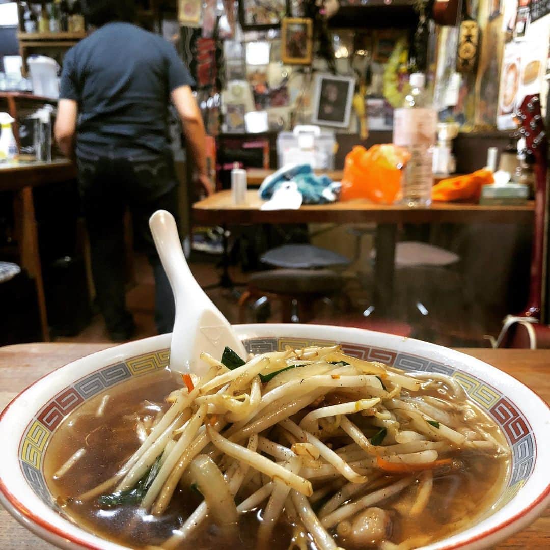 山川のりをのインスタグラム：「今夜は藤沢市湘南台「中華三番」にてギターパンダ  ライブです。20時から、2000円+オーダーです。魅惑の短めワンマンショー！お近くの方は慎重に会いにきてアイニージュー！」