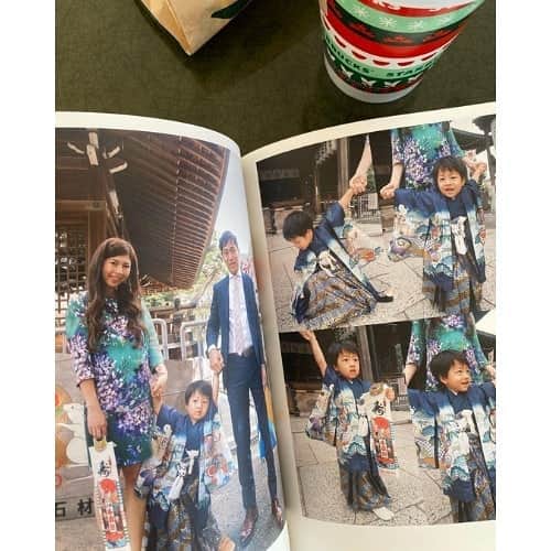 Photobackさんのインスタグラム写真 - (PhotobackInstagram)「本日ご紹介するのは、 sumika (@naptimesumi)さまの作品🚸 お子さまの七五三の お写真をまとめた一冊です👘 . 『記念に残したい旅行や イベントはフォトブックを つくるようにしています。 . 今回は前撮りと七五三お参りの 両方があったので それを一つにまとめたくて フォトアルバムを つくりました✨ . 携帯やPCに残していても やはりアルバムという 形にすると見返しやすいので できるだけ大きな イベントのときは つくるようにしています☺️』 と、sumika (@naptimesumi)さま😍 . なにかと振り返ることが多い、 イベントごとの思い出。 データだと扱いが簡単な分、 埋もれちゃいがちですよね💦 . そんなときにフォトブックにしておくと、 いつでも振り返ることができ、 会話もさらに弾むきっかけにも なりますよね🥰 掲載されているお写真も ご家族で撮影しているものが多く 末永く家族の話題になり続ける 一冊になるはずです❤️ . こちらの作品では Photoback LIFE（72ページ）が 選ばれています📚 ベーシックなアイテムだからこそ 今回のように、 家族をテーマにした作品には ぴったりな一冊です🌿 . sumika (@naptimesumi)さま、 今回は素敵な作品を ありがとうございました🥳 . #photoback #フォトバック #フォトアルバム #フォトブック #フォトブックづくり #アルバム #photo #写真 #photoback作品紹介2020 #LIFE #写真整理 #思い出 #七五三 #七五三ママ #七五三3歳 #七五三前撮り #七五三お参り #七五三着物 #家族写真 #ファミリーフォト #男の子ママ #2歳男の子 #マタニティフォト #マタニティ #妊婦 #2人目妊娠中 #ボンフルールファミ #シイキ写真館 #海神社」12月2日 17時24分 - photoback.jp