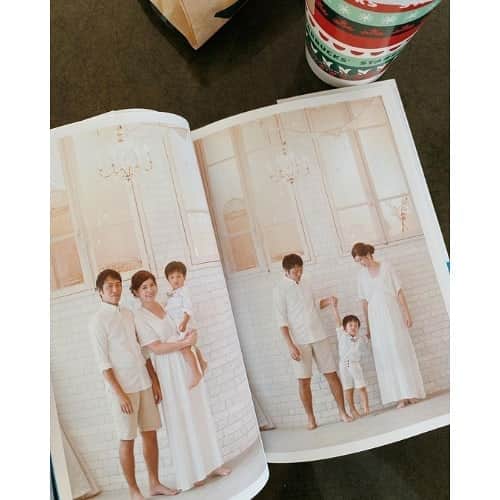 のインスタグラム：「本日ご紹介するのは、 sumika (@naptimesumi)さまの作品🚸 お子さまの七五三の お写真をまとめた一冊です👘 . 『記念に残したい旅行や イベントはフォトブックを つくるようにしています。 . 今回は前撮りと七五三お参りの 両方があったので それを一つにまとめたくて フォトアルバムを つくりました✨ . 携帯やPCに残していても やはりアルバムという 形にすると見返しやすいので できるだけ大きな イベントのときは つくるようにしています☺️』 と、sumika (@naptimesumi)さま😍 . なにかと振り返ることが多い、 イベントごとの思い出。 データだと扱いが簡単な分、 埋もれちゃいがちですよね💦 . そんなときにフォトブックにしておくと、 いつでも振り返ることができ、 会話もさらに弾むきっかけにも なりますよね🥰 掲載されているお写真も ご家族で撮影しているものが多く 末永く家族の話題になり続ける 一冊になるはずです❤️ . こちらの作品では Photoback LIFE（72ページ）が 選ばれています📚 ベーシックなアイテムだからこそ 今回のように、 家族をテーマにした作品には ぴったりな一冊です🌿 . sumika (@naptimesumi)さま、 今回は素敵な作品を ありがとうございました🥳 . #photoback #フォトバック #フォトアルバム #フォトブック #フォトブックづくり #アルバム #photo #写真 #photoback作品紹介2020 #LIFE #写真整理 #思い出 #七五三 #七五三ママ #七五三3歳 #七五三前撮り #七五三お参り #七五三着物 #家族写真 #ファミリーフォト #男の子ママ #2歳男の子 #マタニティフォト #マタニティ #妊婦 #2人目妊娠中 #ボンフルールファミ #シイキ写真館 #海神社」