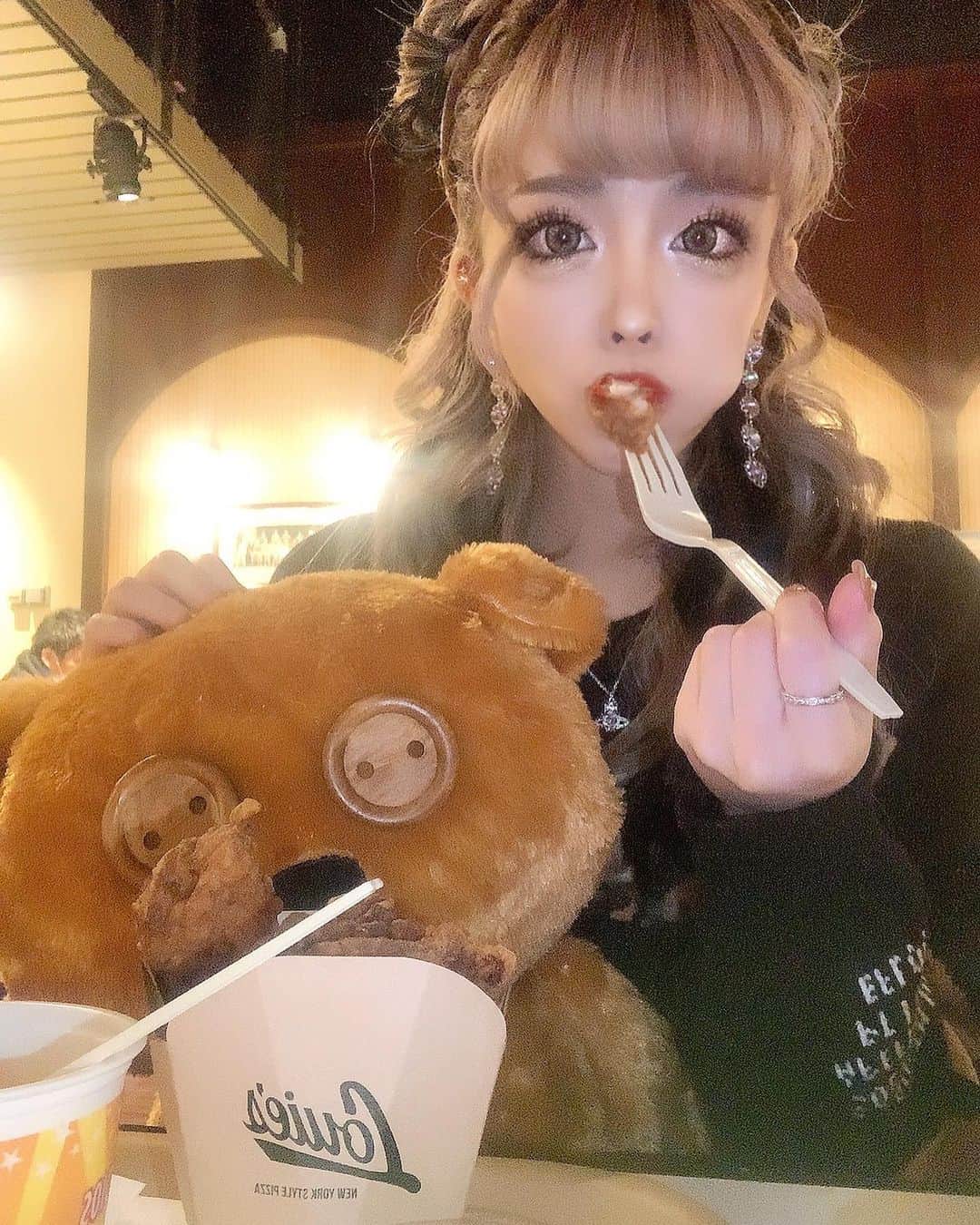 あんじゅのインスタグラム：「♡ ． もぐもぐ。 可愛いスイーツより肉と米とラーメンが好き。 ． ．  #Burlesque #バーレスク #バーレスク東京 #大阪 #バーレスク大阪 #北新地 #六本木 #キャバ嬢 #ホスト #歌舞伎町 #ダンサー #bodymake #自発ください  #桃尻トレーニング #ビジネスギャル  #金髪女子 #ギャル #加工厨 #ジャニヲタ #美尻女子 #エロ可愛い #筋トレ女子 #撮影会 #雰囲気好きな人いいね #自撮り界隈 #1mmでもいいなと思ったらいいね #被写体  #ユニバ #ティムコーデ #くまネイル」