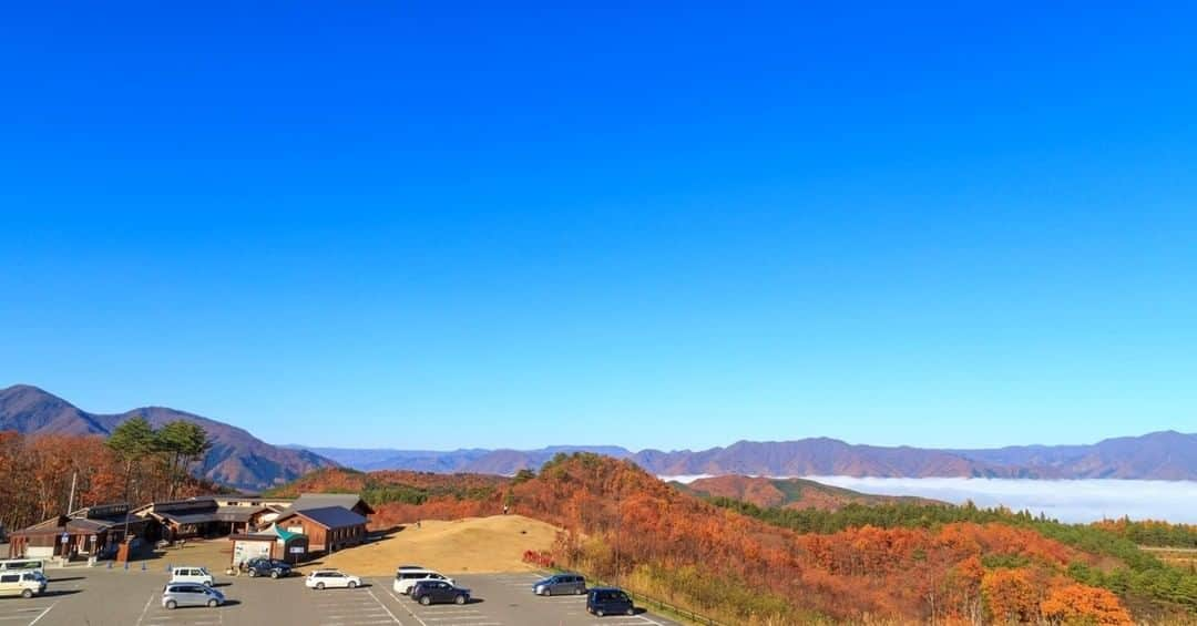 福島県さんのインスタグラム写真 - (福島県Instagram)「【雲海が見られる道の駅しもごう】  山脈を貫く長いトンネルを抜けると、晩秋の朝空が広がっていました。眼下に一面の雲海を眺めることのできる道の駅です。県南から南会津への玄関口周辺には、観音沼森林公園や猿楽台地（さるがくだいち）もあります。  #道の駅しもごう #甲子道路 #下郷町 #南会津地方 #福島県 #shimogotown #fukushima #traveljapan #futurefromfukushima #ふくしまからはじめよう #新しい生活様式からはじめよう」12月2日 17時16分 - realize_fukushima