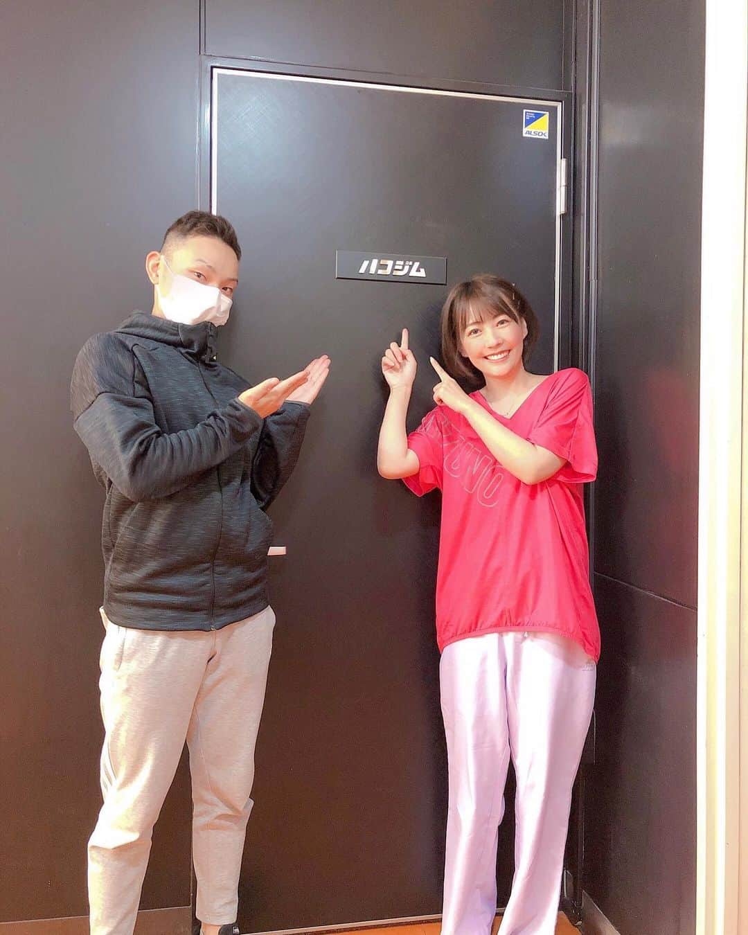 うえむらちかのインスタグラム：「24時間365日通える完全個室ジム﻿ #ハコジム﻿ でトレーニングしてきました🏋️‍♀️﻿ ﻿ 今回はトレーナーさんについてもらって﻿ パーソナルトレーニング🤼‍♀️﻿ ﻿ 個室ジムだから密を気にせず﻿ 久しぶりに思いっきり運動できて﻿ 楽しかったー✨✨﻿ ﻿ そして運動の前に正しい姿勢の方法から勉強しないといけないということも分かりました😤﻿ ﻿ 美は姿勢から‼️﻿ 計算したら…毎日通っても3800円とか﻿ 安過ぎる🤣﻿ ﻿ gym☞@hacogym﻿ trainer☞@michannn50﻿ ﻿ ﻿ ﻿ #個室ジム #感染症対策 #プライベートジム #24時間ジム #パーソナルトレーニング #ハコジム広島 #ハコジム福岡 #広島ジム #福岡ジム #パーソナルトレーニング広島 #福岡パーソナルトレーニング #トレーニング #筋トレ #筋トレ女子 #ダイエット #ジム」