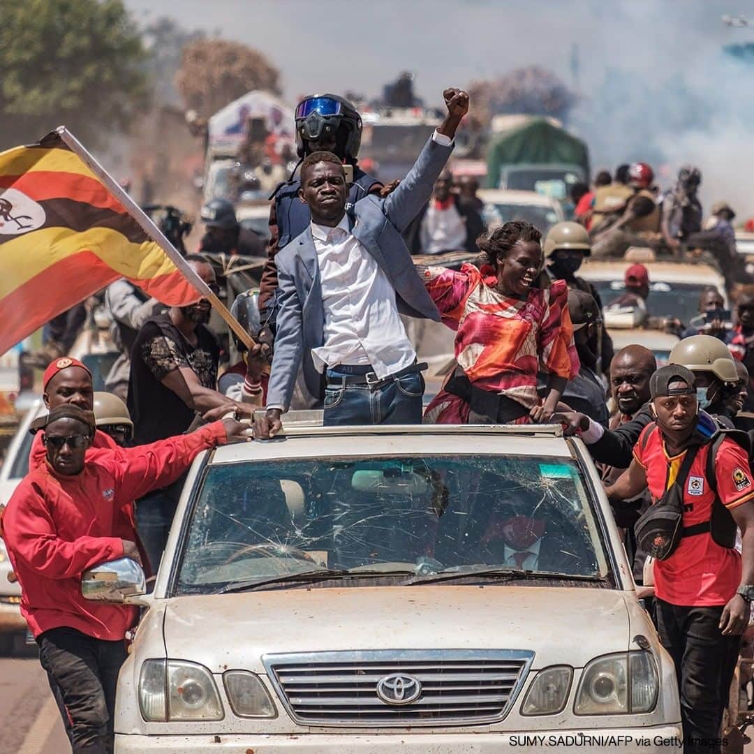 ABC Newsさんのインスタグラム写真 - (ABC NewsInstagram)「Ugandan musician-turned-politician Robert Kyagulanyi, also known as Bobi Wine (C), greets supporters as he sets off on his campaign trail towards eastern Uganda on December 1, 2020. Bobi Wine is concluding his campaign rallies all over the country in preparation for the upcoming 2021 elections, where he will be challenging Ugandan President Yoweri Museveni, who has been in power for 35 years. #uganda #elections #bobiwine」12月2日 17時17分 - abcnews