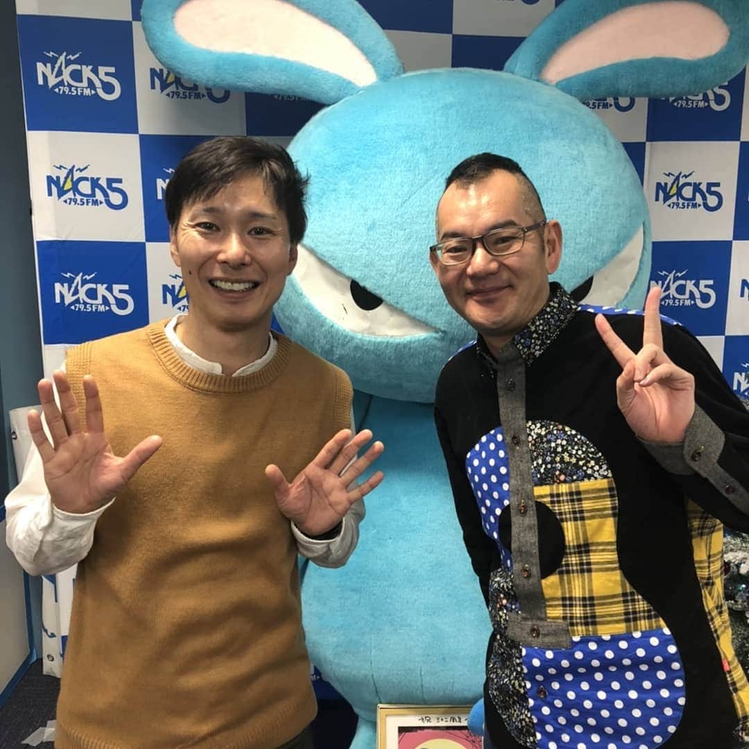 滝沢秀一（マシンガンズ）のインスタグラム：「ナックファイブ『ゴゴモンズ』をお聞きの皆さん、ありがとうございました！ずっと聞いていた番組で、しかも最初から最後まで出して貰って嬉しかったです！ あと鶴太郎さんと偶然、お会いして写真を撮って貰いました。とても優しかったです。」
