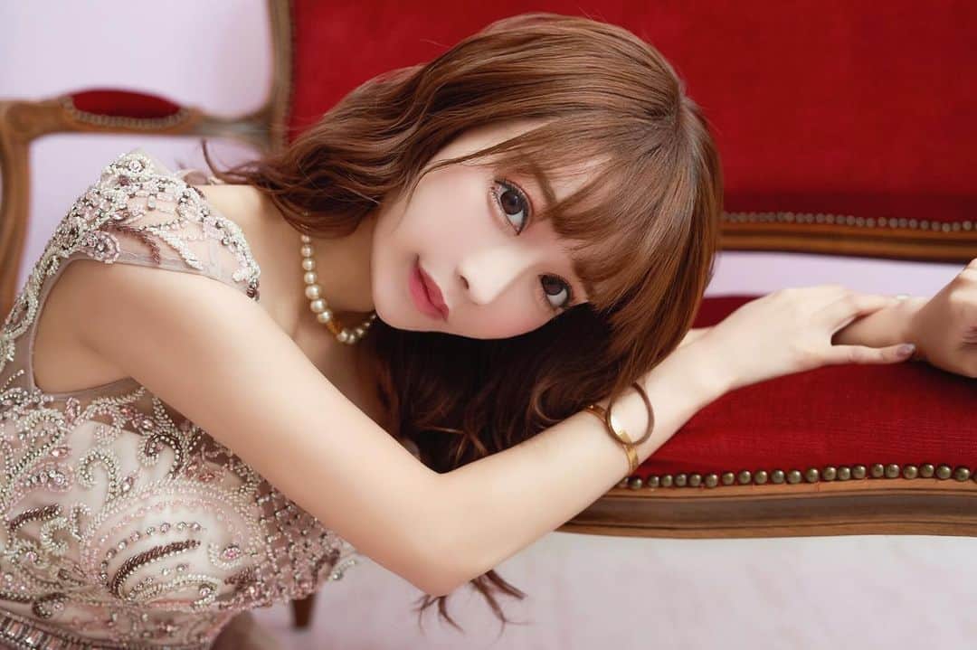 のインスタグラム：「久しぶりに @maison_de_beaute_official の コラム撮影してきました👼🏻🏹💕 . 久しぶりの現場で 楽しく撮影させてもらいました🥰 . もう2020年も後1ヶ月とか 早すぎる👀👀👀 . 今年は、やり残した事どころか 何も出来なかったけど 当たり前に思ってしまっていた事が 当たり前なのではないし その有り難みにたくさん 気付く事が出来た1年になったのでないかと 思います☺️ . #shooting  #column #maisondebeaute  #2020」