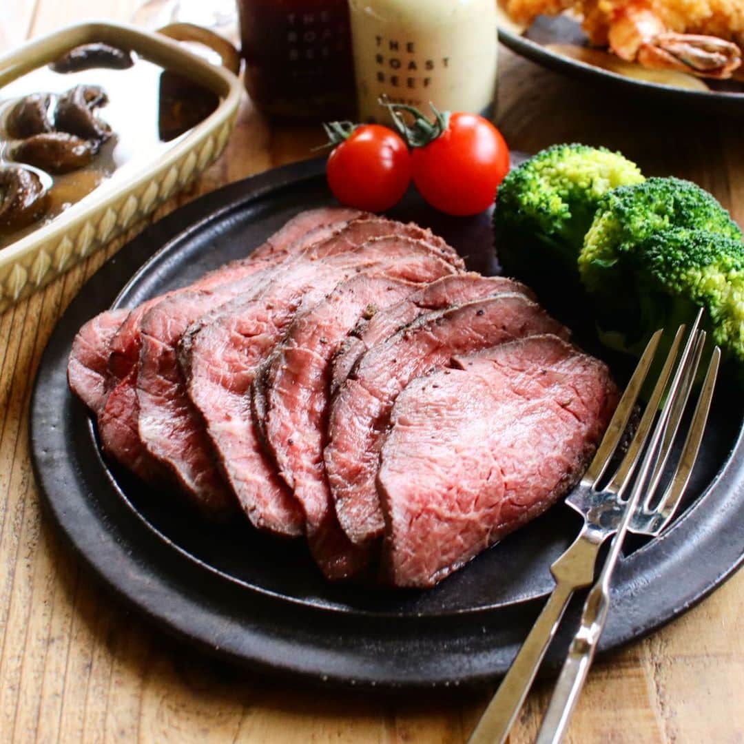Atsukoのインスタグラム：「@theroastbeef_1104  様から頂いたローストビーフでこんばんは！ コチラのローストビーフ、オシャレな箱に入って送られてきました❤☞4枚目 スカーフ付きの箱を開けるとお肉の塊が😍なんと今回はどどーんと500gの塊で！！ 家族3人プラス娘弁当にも使える量で大満足❤ 冷凍で送られてくるので、じっくりと冷蔵庫で解凍しました。 お肉はほのかにローズマリーの香りがして、とても美味しい😍😍 付属のソースが照り焼きソースとエスドラゴンソースと2種類あるので、選んでお召し上がり頂けます❤ 我が家は照り焼きソースのが人気かなー。まぁ好みの問題ですが😂😂 これからクリスマスやお正月などイベントが多いので、是非1度頼んでみるのも手かと思います❤ ･ ･ #theroastbeef#ローストビーフ#パッケージデザイン#おもてなし料理#パーティー料理#おうちごはん#フーディーテーブル#マカロニメイト#ホームパーティ#世界一あがるローストビーフ#ギフト#クリスマス#お正月料理 @theroastbeef_1104」