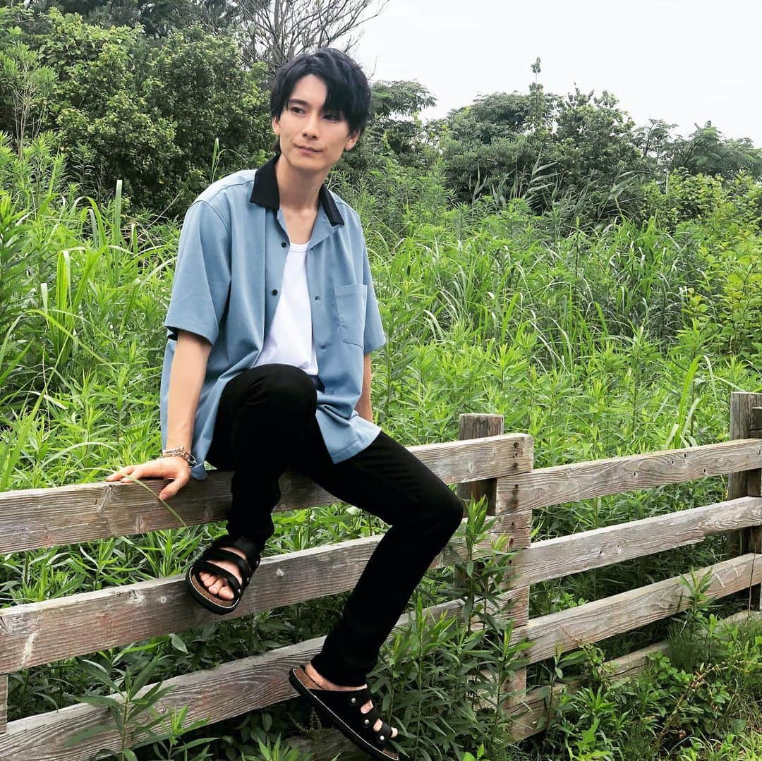 朝田淳弥のインスタグラム：「. カレンダーオフショット <5.6月> 珍しく前髪上げてます！ . サンダル @rfwtokyo  . ..... 朝田淳弥 2021年カレンダー発売記念 One to Oneオンライントークイベント 2020年12月20日（日）13:00～ .....  ▼1部券と3部セット券が販売中です✨ お会いできるのを楽しみにしています(^^) ※5部セット券は完売致しました。  詳細はこちらから↓↓↓ https://en-sta.info/asada201220/  [1部券] 1. 直筆サイン入りカレンダー 1本 2. 特典会1対1トーク15秒  [3部セット券] 1. 直筆サイン入りカレンダー 3本 2. 特典会1対1トーク30秒 3. サイン色紙（生写真付き）  #2021年カレンダー」