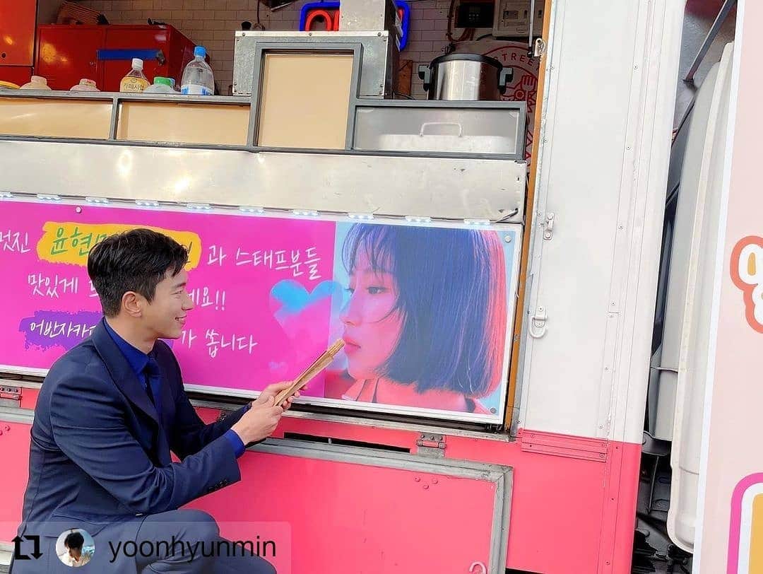 Urban Zakapaのインスタグラム：「🥰 #Repost @yoonhyunmin • • • • • • 추운 날 현장으로 따듯한 마음을 보내준 어반자카파 현아~^^ 너무 고마워~ 덕분에 현장 분위기도 따듯해졌어😊 다시 같이 노래합시다~^^ 🙏 #어반자카파  #조현아 #복수해라 #tv조선」