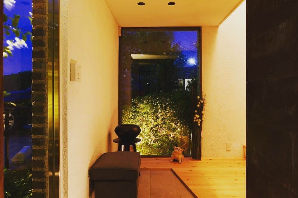 SUVACOさんのインスタグラム写真 - (SUVACOInstagram)「傾斜地に建つユニークな造りと、森の中へ続く庭にひと目惚れ。リビングドアはアイアンとガラスで造作しました。﻿ ﻿ designed by @stylekoubou_official スタイル工房	﻿ ﻿ #アイアンドア #森の家 #北欧モダンインテリア #玄関にアート #いい家 #今日のいい家 #自分らしい家 #家づくりを楽しむ #施工例 #建築 #デザイン住宅 #architecture #archidaily #archilovers #houseportrait #renovation #スタイル工房 # SUVACO #スバコ #SUVACO編集部 #戸建てリノベーション#リノベーション #リノベーション事例 #リノベーション住宅 #リノベーション会社 #リノベーションしたい #リノベーションライフ #リノベーションという選択」12月2日 17時32分 - suvaco.jp