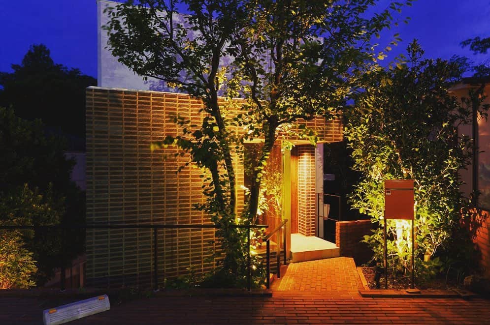 SUVACOのインスタグラム：「傾斜地に建つユニークな造りと、森の中へ続く庭にひと目惚れ。リビングドアはアイアンとガラスで造作しました。﻿ ﻿ designed by @stylekoubou_official スタイル工房	﻿ ﻿ #アイアンドア #森の家 #北欧モダンインテリア #玄関にアート #いい家 #今日のいい家 #自分らしい家 #家づくりを楽しむ #施工例 #建築 #デザイン住宅 #architecture #archidaily #archilovers #houseportrait #renovation #スタイル工房 # SUVACO #スバコ #SUVACO編集部 #戸建てリノベーション#リノベーション #リノベーション事例 #リノベーション住宅 #リノベーション会社 #リノベーションしたい #リノベーションライフ #リノベーションという選択」