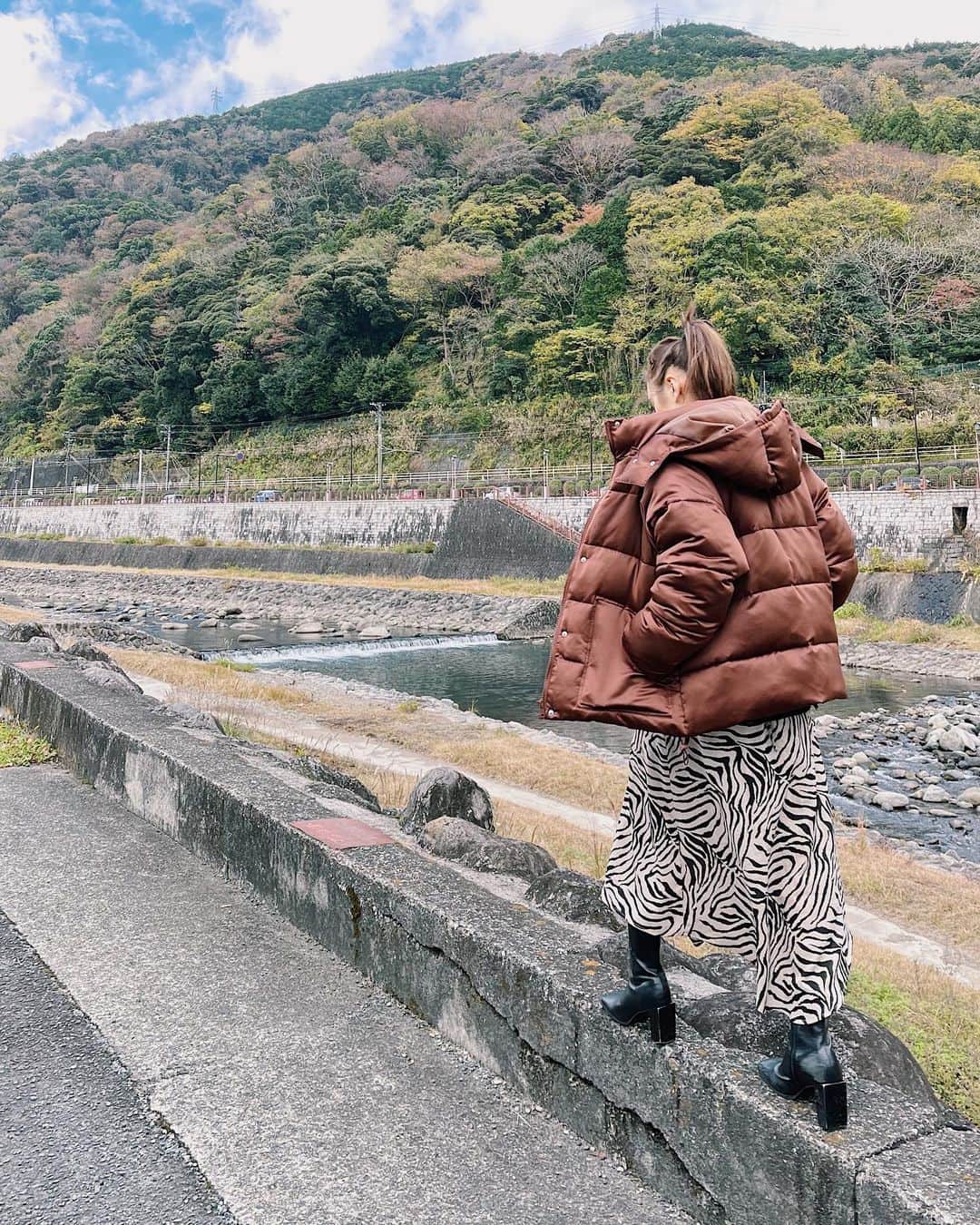 佐々木彩乃のインスタグラム：「2週連続週末箱根⛰ 寒い箱根でも　@evris_official のダウンが最高に暖かい❤️スカートでも寒さ感じず✌️」