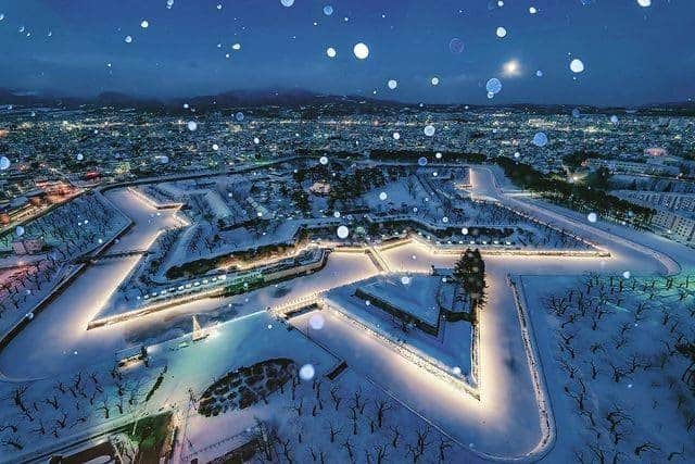 JALさんのインスタグラム写真 - (JALInstagram)「Goryokaku, with its different shades in each of the seasons, can be seen here blanketed by snow and reflecting the surrounding lights ever so beautifully. #DramaticDecember  雪の中に光り輝く #五稜郭 ❄️ 季節ごとに違う表情を見せてくれます🌟 . . Photo by @167cm42kg Post your memories with #FlyJAL  #JapanAirlines #japan #hokkaido #japan_night_view」12月2日 17時30分 - japanairlines_jal