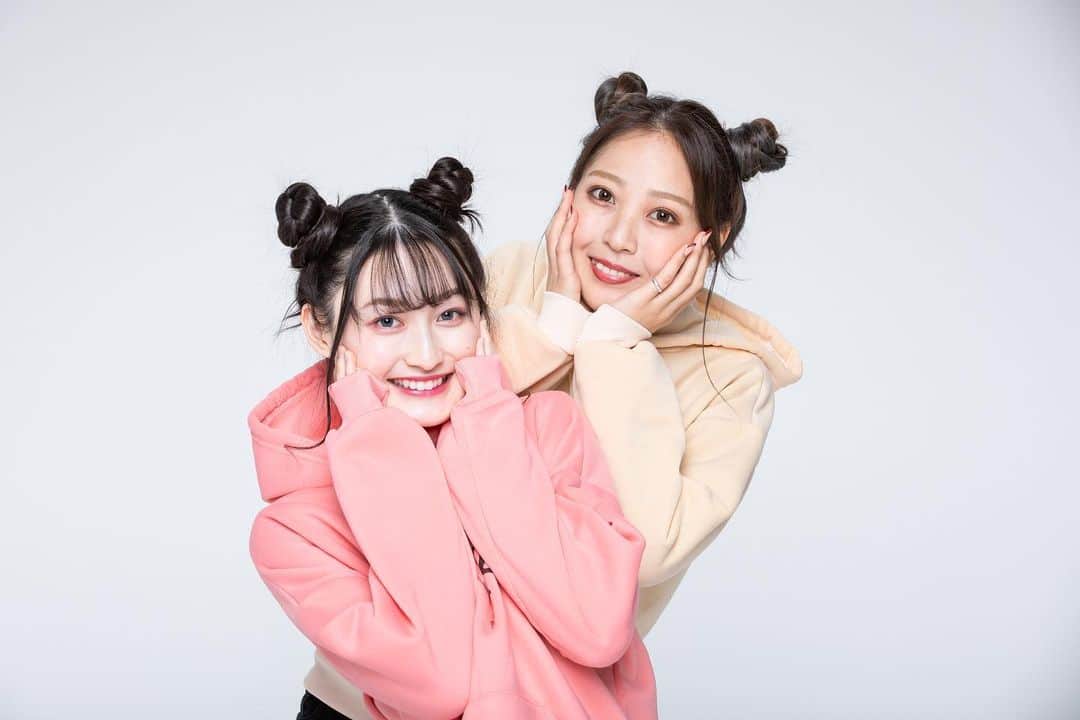 大矢ひな（ヒナ）のインスタグラム：「データ届いた💗 ペアルックでお団子して 双子したのー🥰 ． ． ． #ひなまや#双子#双子コーデ #お団子ヘア#TikTok」