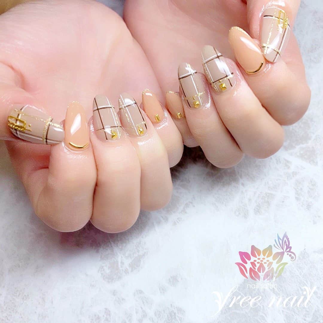 free nail フリーネイルのインスタグラム：「. お客様ネイル💅🏻⛄️ . ウィンターチェックネイル🧣 . ネイルはファッション🧥✨ . ご来店ありがとうございました🙇🏻‍♀️🙇🏻‍♀️🙇🏻‍♀️💗 . #ネイルアート #ジェルネイル #ネイルサロン #大阪ネイルサロン #ネイルデザイン #ネイルチェンジ #チェックネイル #チェック柄ネイル #スタッズネイル #ラメネイル #ベージュネイル #オレンジネイル #デザインネイル #トレンドネイル #シンプルネイル #きれいめネイル #ロングネイル #冬ネイル #winternails #nailsart #nailsdid #美甲 #日式美甲 #日式美甲胶 #日本美甲师 #日本美甲老师 #美甲上课 #日本胶 #フリーネイル #freenail」