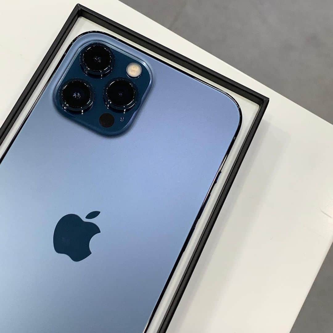 ホ・ヨンジュ のインスタグラム：「Lucky! ღ’ᴗ’ღ 운명처럼 만나게 된 아이폰12 pro max 256 😍   딱 블루  이 모델로 사고싶었는데 , 재고가 없어 2-3주 기다려야 한다길래 고민중이었어요.(기다리는거 싫어함)  근데 오늘 목동에서 미팅 끝나고 ashop 우연히 들어갔는데 재고가 딱 하나 있다는거에요! 어제 밤에 들어왔다고!!!! 바로 결제했습니다. 고민할 필요도 없이 넌 내꺼구나... 하고🤣   운수좋은 날ㅋㅋ럭키!ღ’ᴗ’ღ 앞으로 같이 잘 지내보자 이쁜이 . . #아이폰12프로맥스 #아이폰」