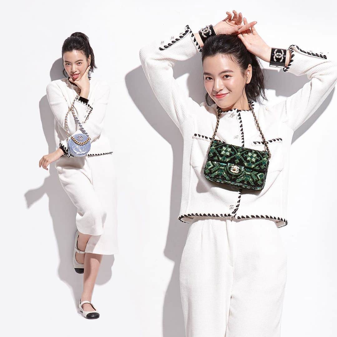 Vogue Taiwan Officialさんのインスタグラム写真 - (Vogue Taiwan OfficialInstagram)「#voguecreative  無法恣意飛行的一年，香奈兒透過服裝喚起對度假的美好想像。 @chanelofficial   CHANEL「Cruise度假系列」靈感來自於1960年代傳奇女星們，喜愛前往義大利與蔚藍海岸度假時的穿著風格，給人一種自由自在且輕鬆愜意的氛圍，以簡約、輕旅行的舒適裝束發展成名為「地中海漫步Balade en Méditerranée」的Cruise度假系列，尤其包款更是引人關注。  #CHANELCruise #CHANELHandbag   ✒️ #princessA」12月2日 17時37分 - voguetaiwan