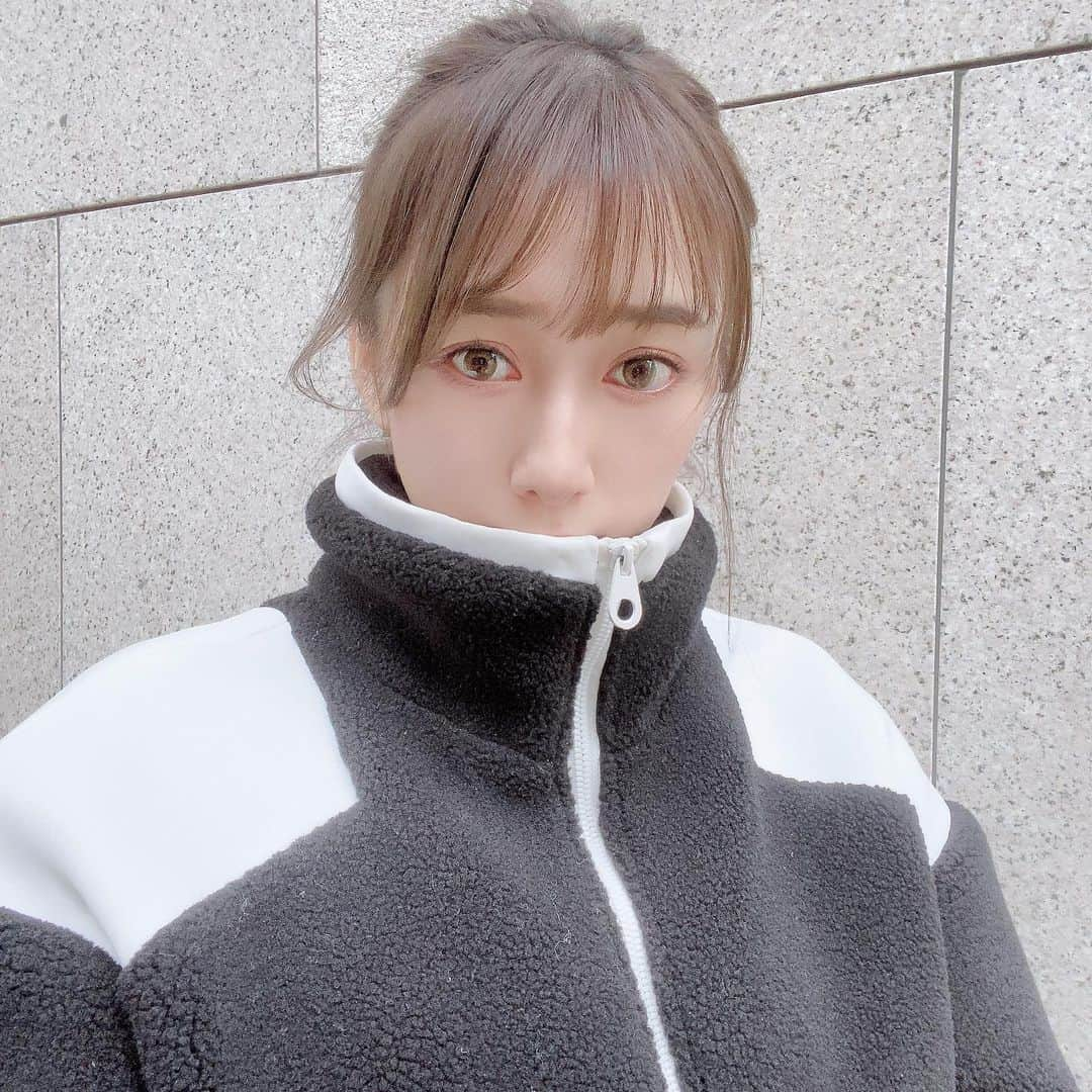 大須賀あみさんのインスタグラム写真 - (大須賀あみInstagram)「♡﻿ ﻿ スポーティな服装も好き☺️﻿ この上着すごくあったかいのよ☺   ジャケットもスカートもzaraです✌️️﻿ ﻿ ちょっと聞いて﻿ リールをあげようか迷ってる！笑﻿ ﻿ 下手くそなんだけど﻿ Niziu踊ったの！！！！笑﻿ ﻿ けどかなり恥ずかしいので﻿ このまま闇に葬ろうか迷ってます﻿ ﻿ どーしよー😭笑﻿ ﻿  #zaraコーデ　#ポニテ女子 #zarawomen #スポーティー女子 #スポーツミックスコーデ」12月2日 17時38分 - osugaami_official