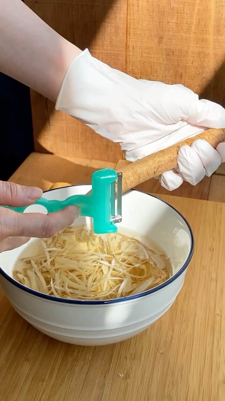 ののじ公式アカウントのインスタグラム：「新商品、ネギピィで作る きんぴらごぼう👏👏 . . ネギ専用のピーラーですが、 ごぼうにもぴったりなんです☺️✨ 薄く削いだごぼうを、 きんぴらごぼうにすると 火の通りも早く、 味もしみやすい！👏 おすすめです🎉🎉 . . #ののじ　#ネギピィ　#ピーラー #peeler #ネギ　#ごぼう #ゴボウ #料理グッズ #調理器具 #きんぴらごぼう  #長ネギ #玉ねぎ #にんにく #みょうが #時短 #二枚刃 #家事ラク  #長ネギ #大根 #人参 #便利グッズ #免疫力アップ #免疫力  #時短調理」