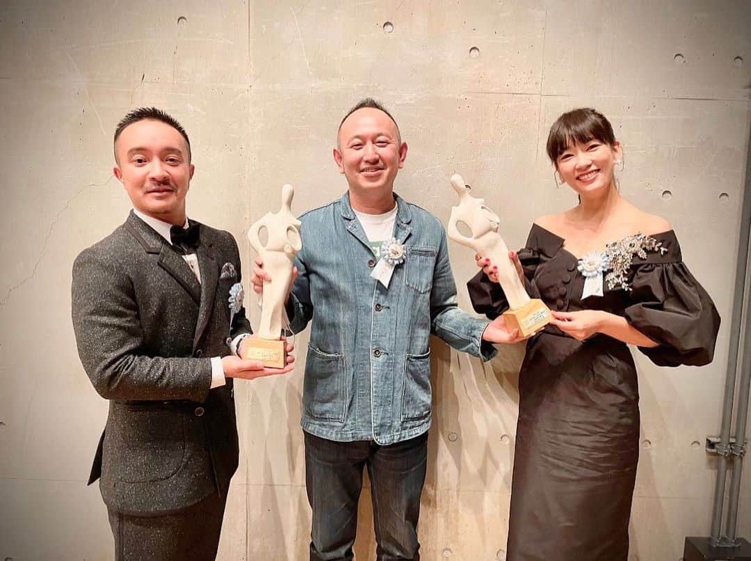 水川あさみのインスタグラム：「この度、喜劇 愛妻物語でTAMA映画賞の最優秀女優賞と報知映画賞の主演女優賞をいただきました。 ありがとうございます。  紆余曲折色々とありましたし、これからもきっとありますが、映画の神様がここらでご褒美でもあげとこか！と肩を組んでくれたような気持ち。  そしてもちろん岳くんや足立監督はじめとする個性的なスタッフさん達に感謝すると同時に、 いつもどんな時も私と共に仕事をしてくれている2人のスタッフ。彼女達と一緒にもらえた賞だと思っています。  これからもより一層面白い役者を目指して。 感謝のきもち🙏」